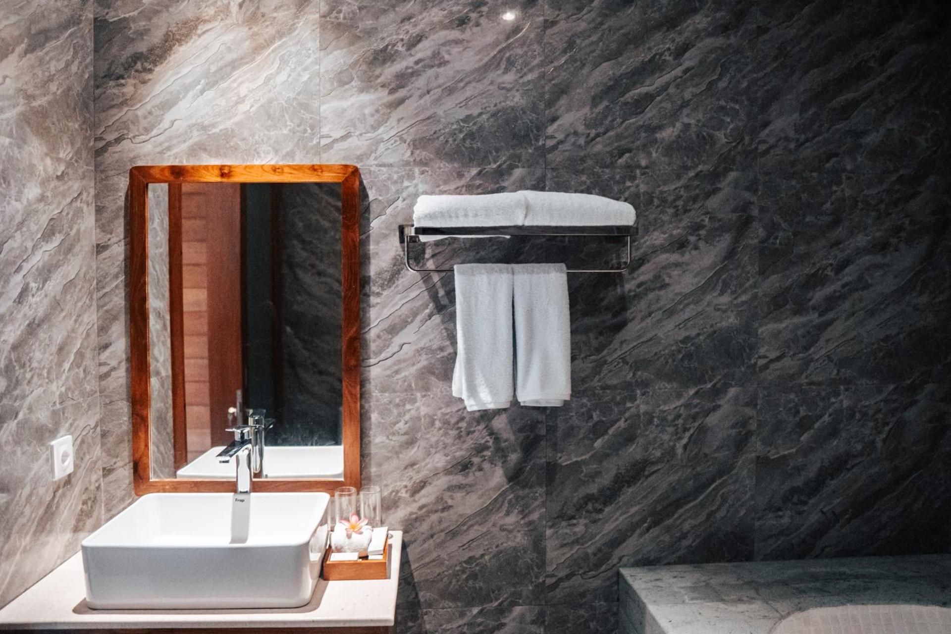 Tropical Space Suite with Pool View 3