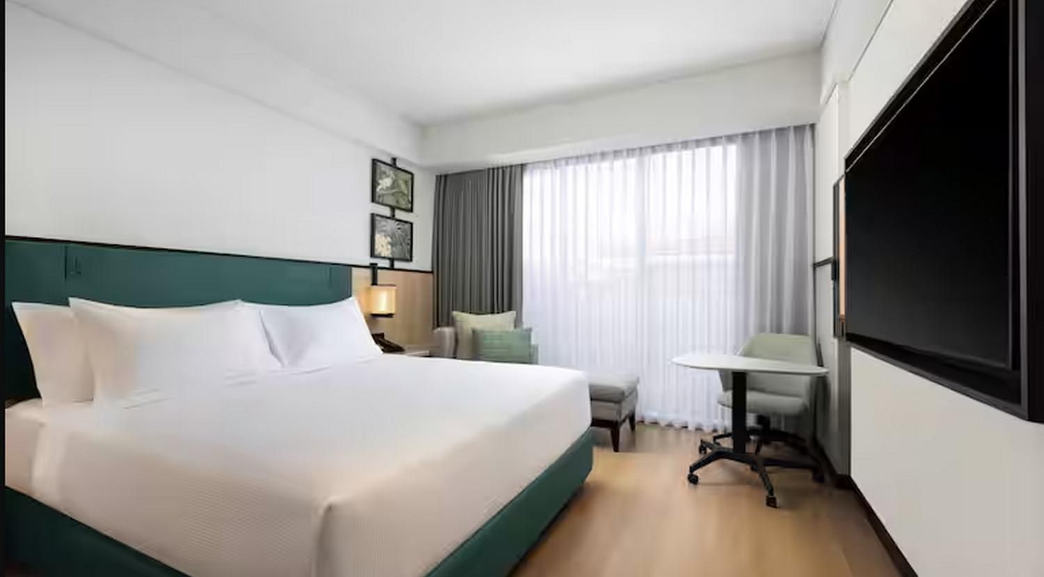 King Guest Room with Balcony
