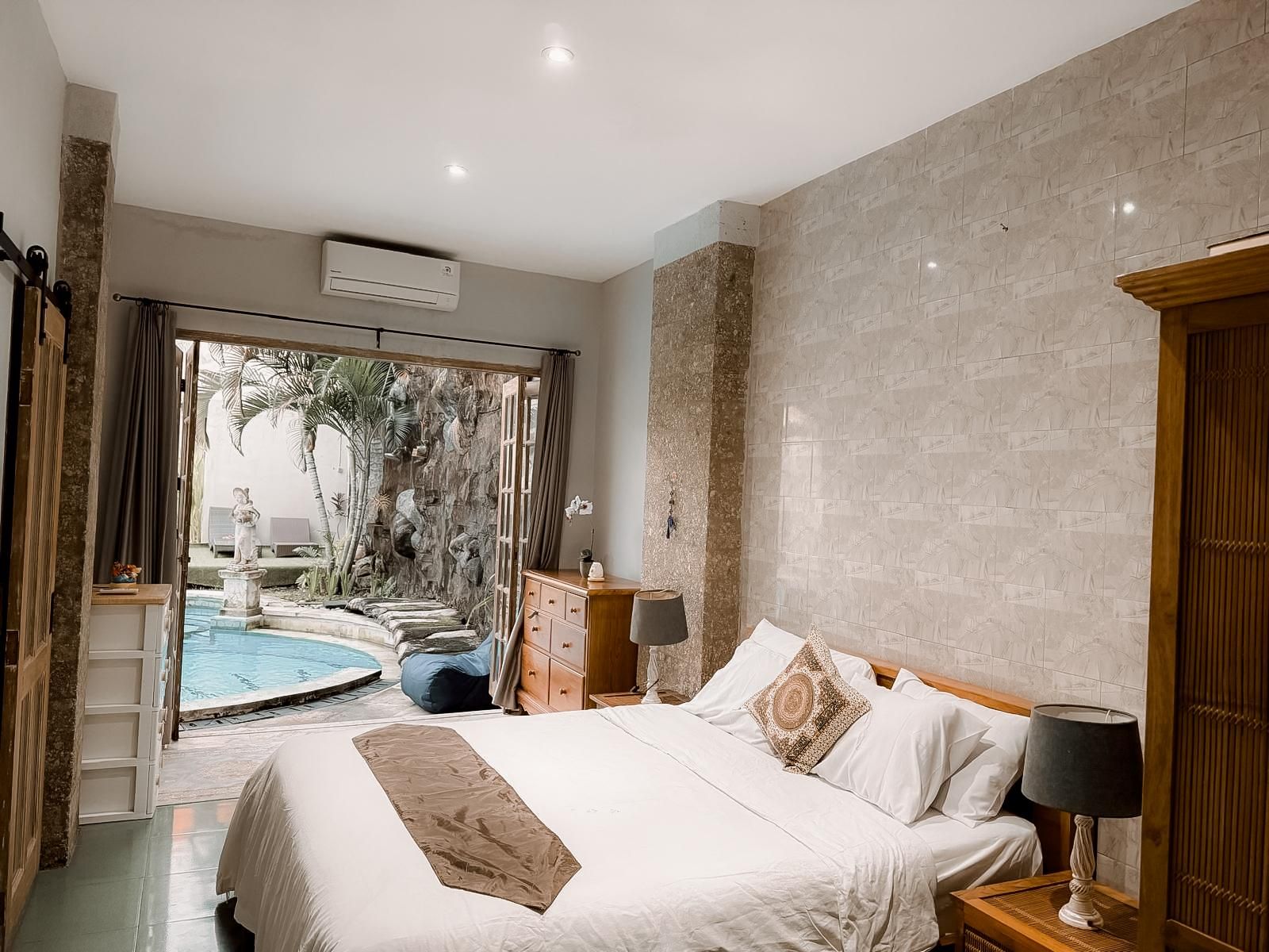 Deluxe Pool View