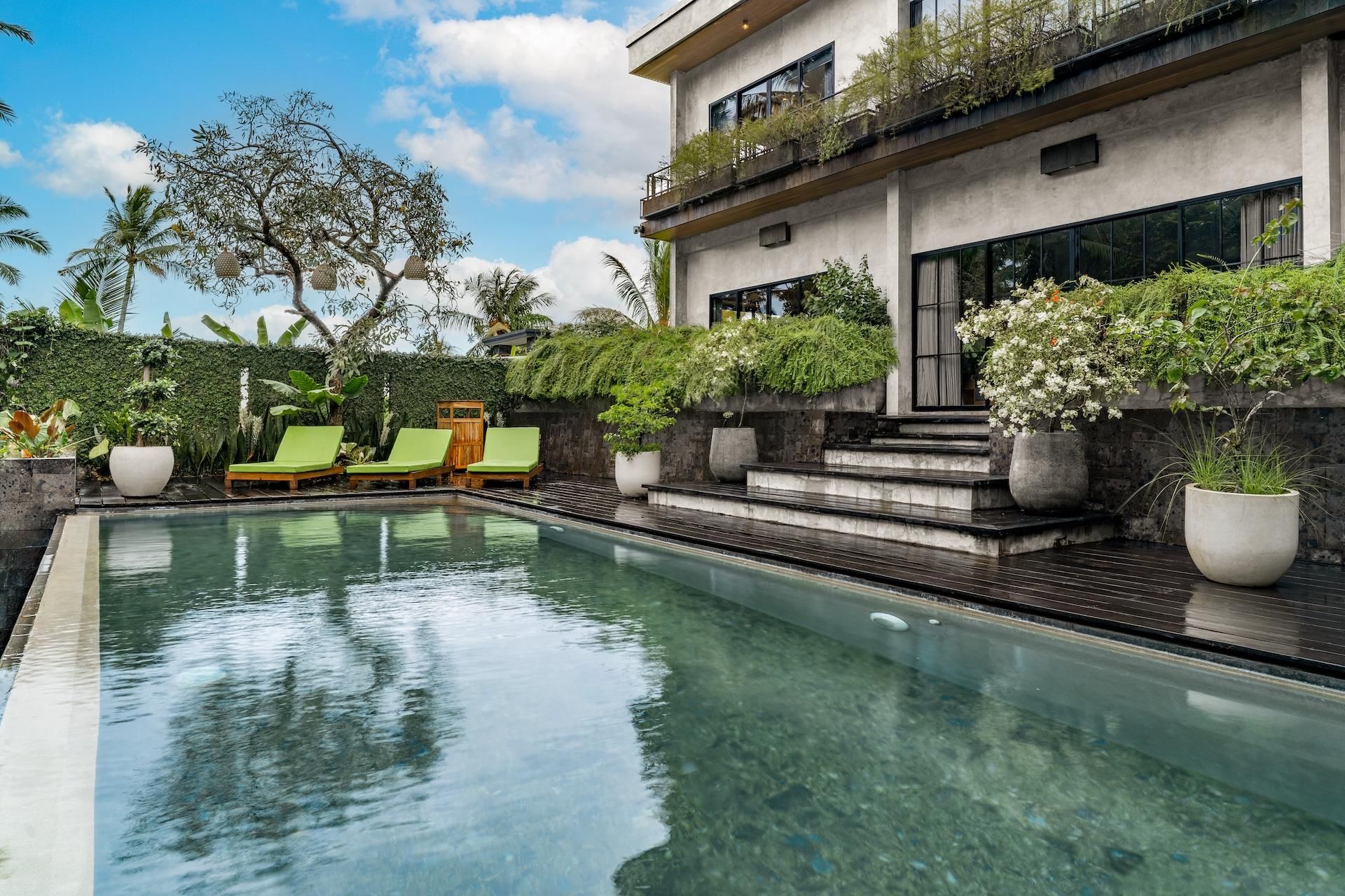 swimming pool [outdoor]