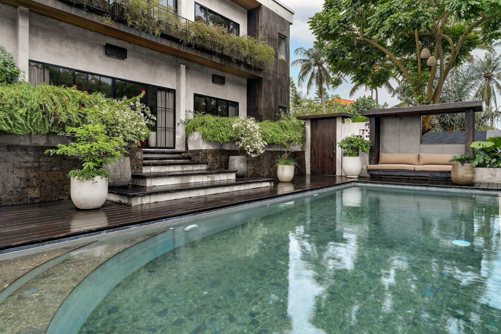 swimming pool [outdoor]