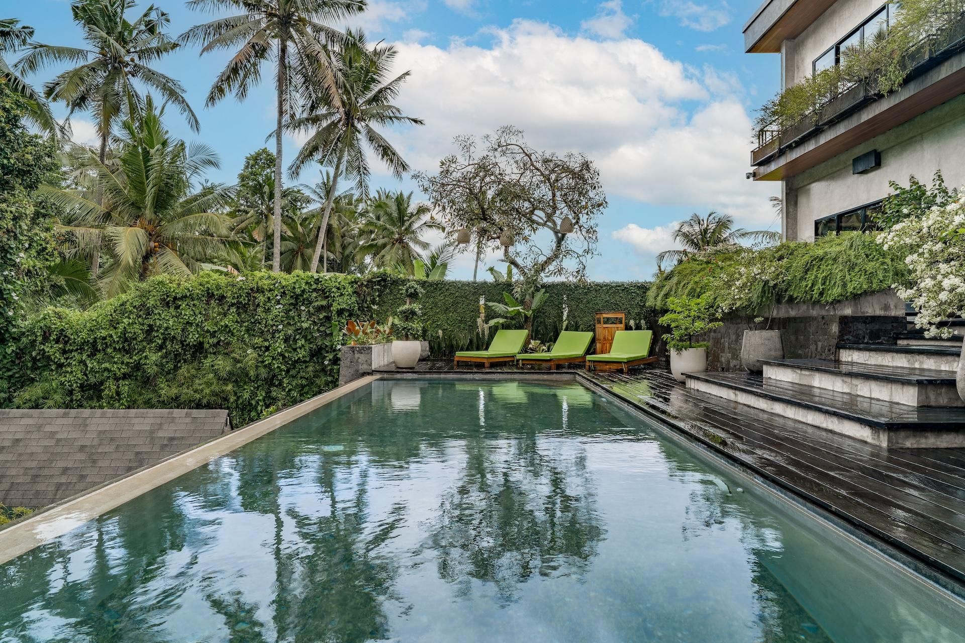 swimming pool [outdoor]