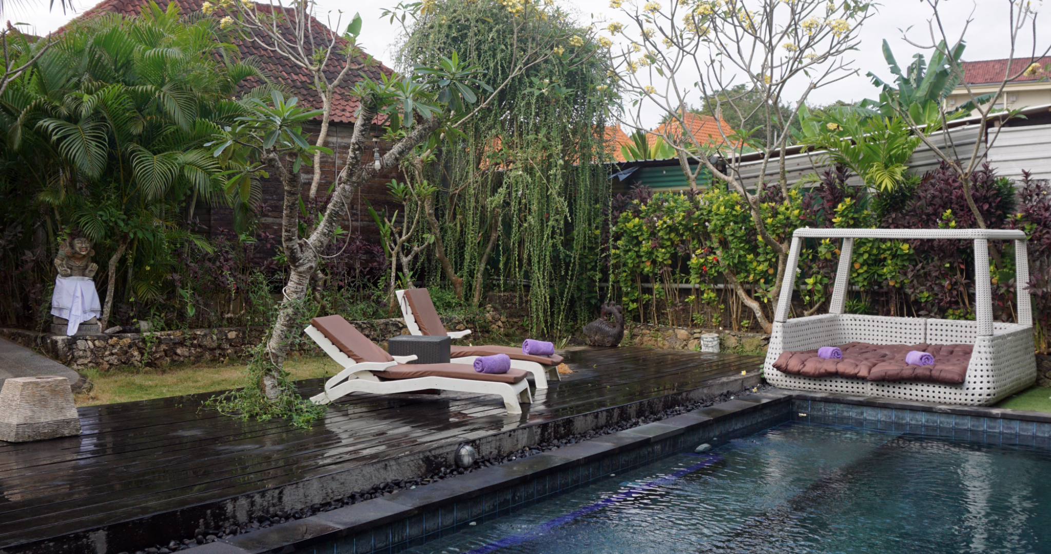 swimming pool [outdoor]