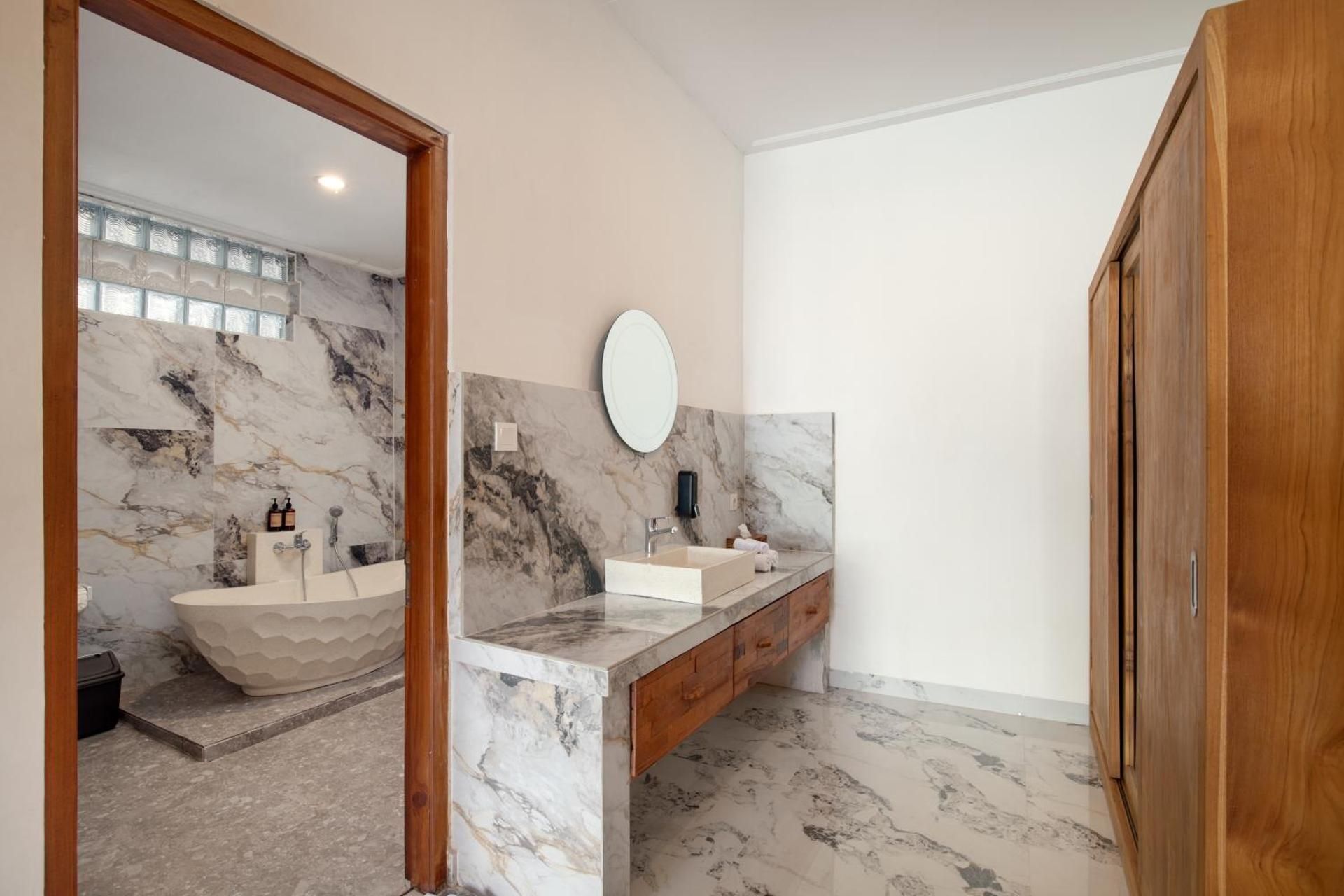 Deluxe Room With Shared Pool