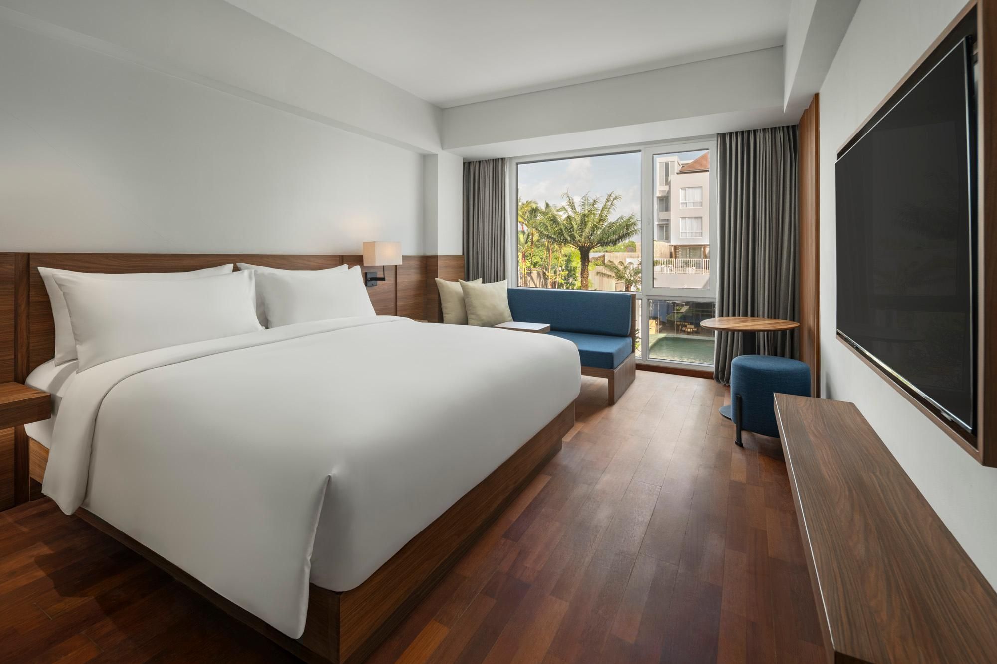 Superior, Guest room, 1 King, Pool view