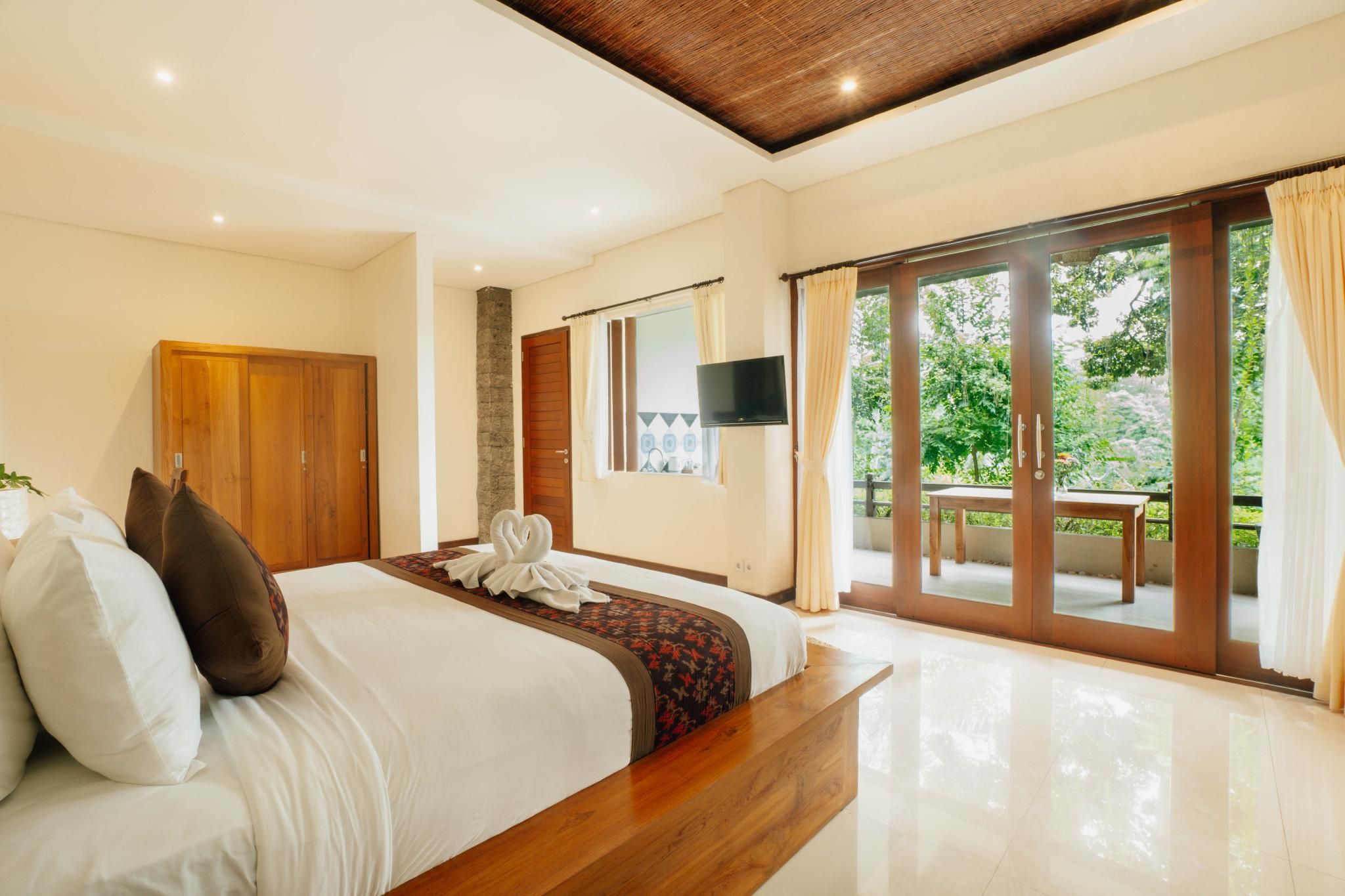 Superior Valley View Room