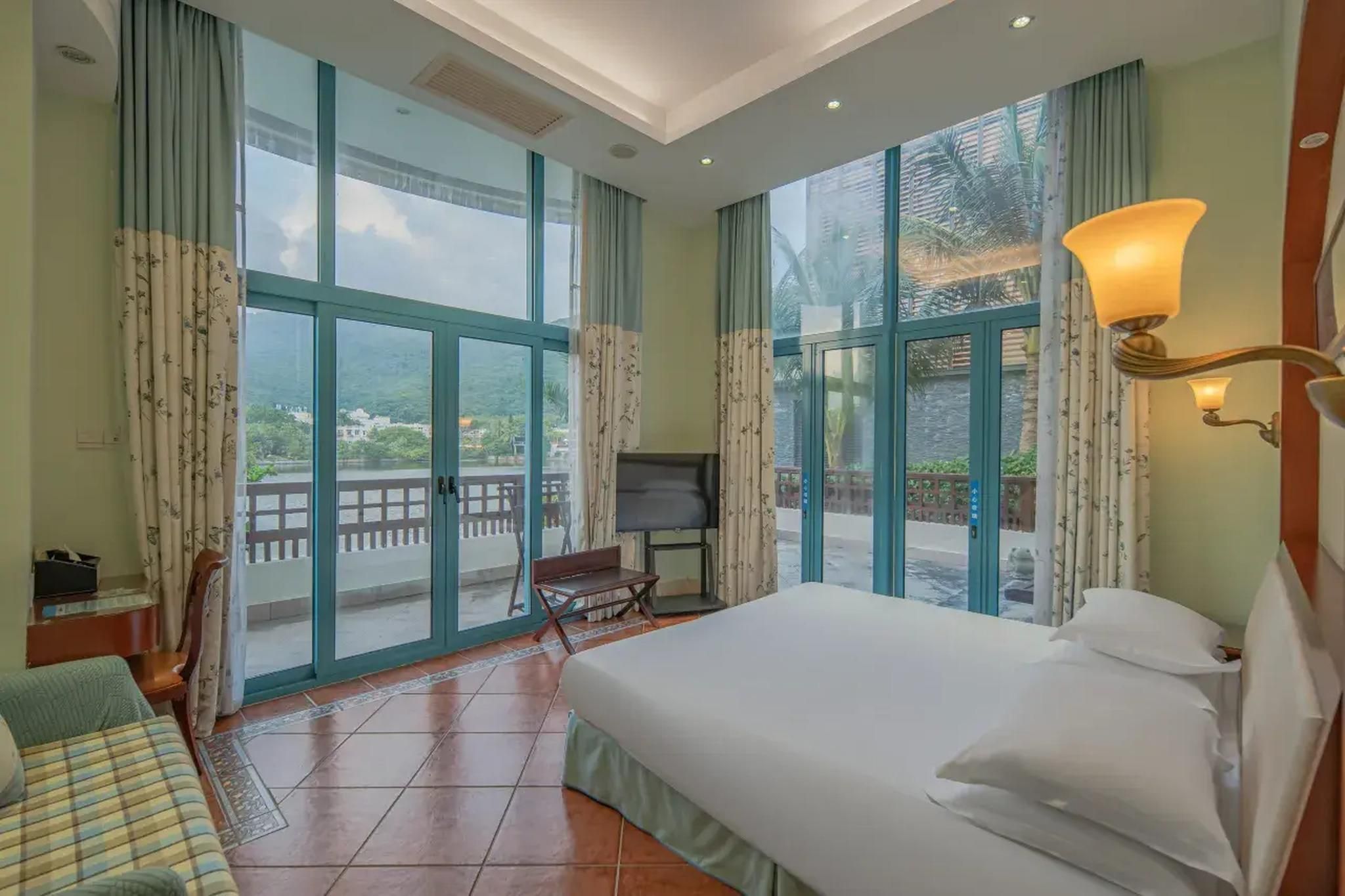 Queen Room with View