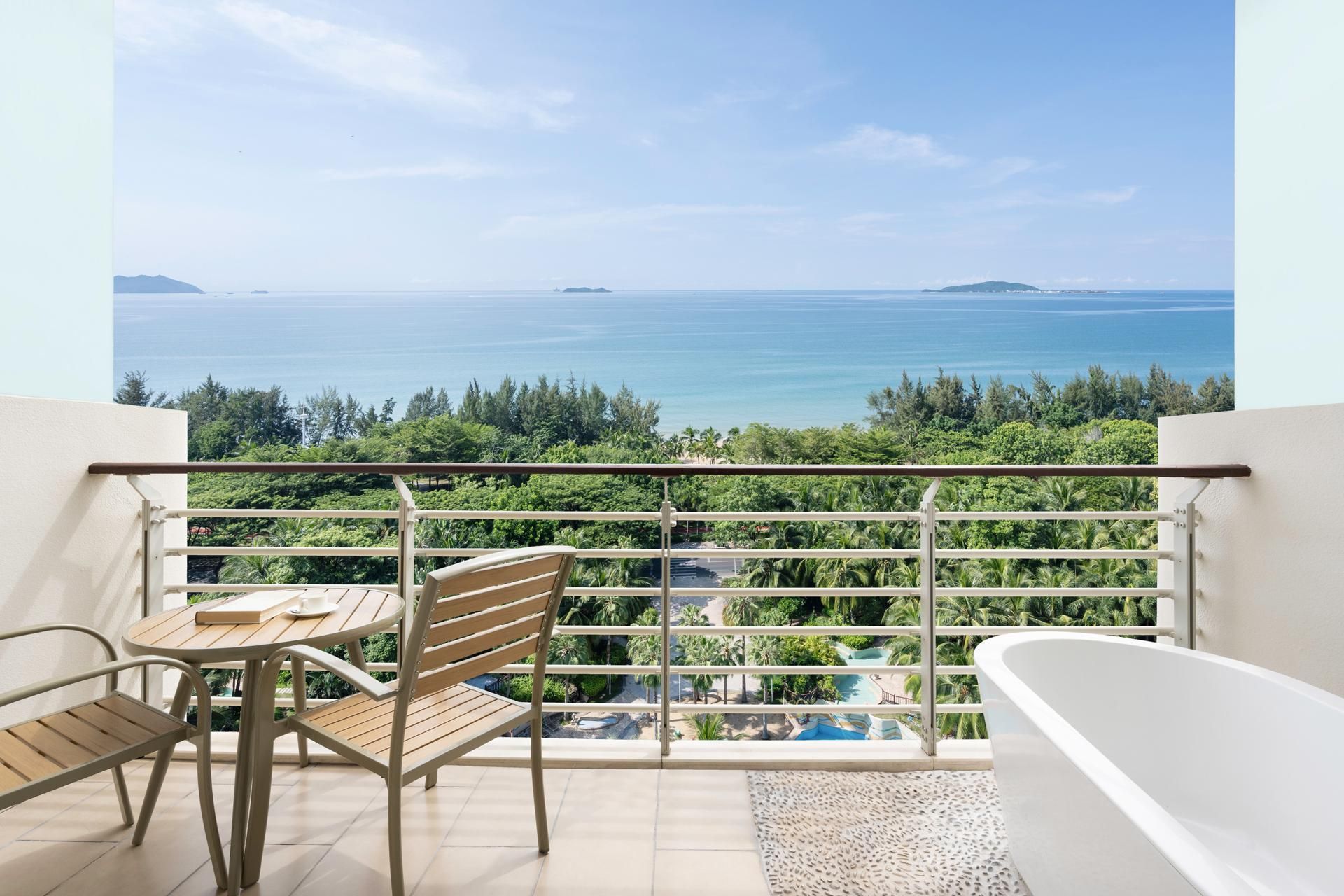 Deluxe Ocean King View with Balcony