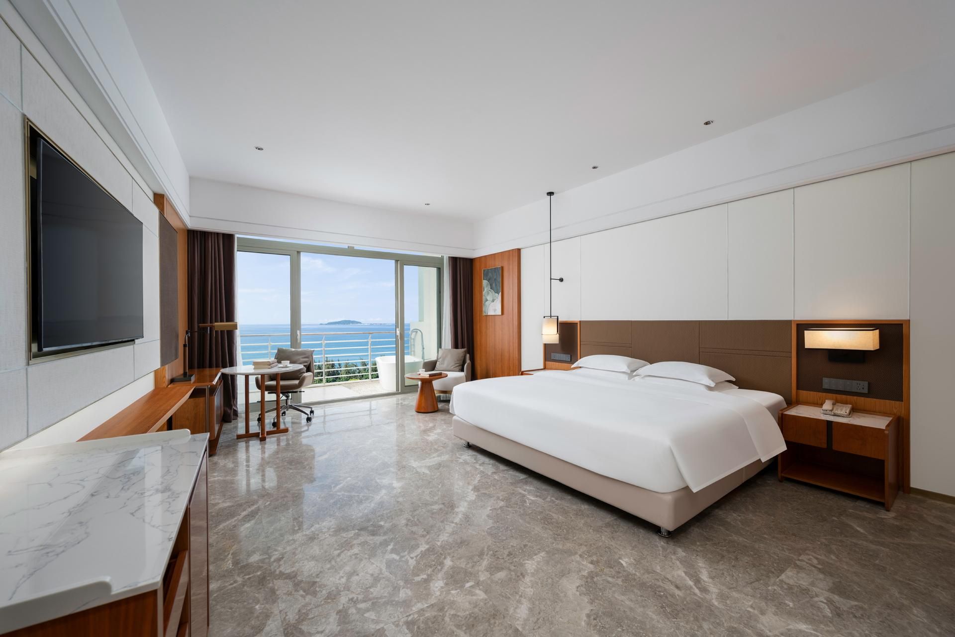 Deluxe Ocean King View with Balcony