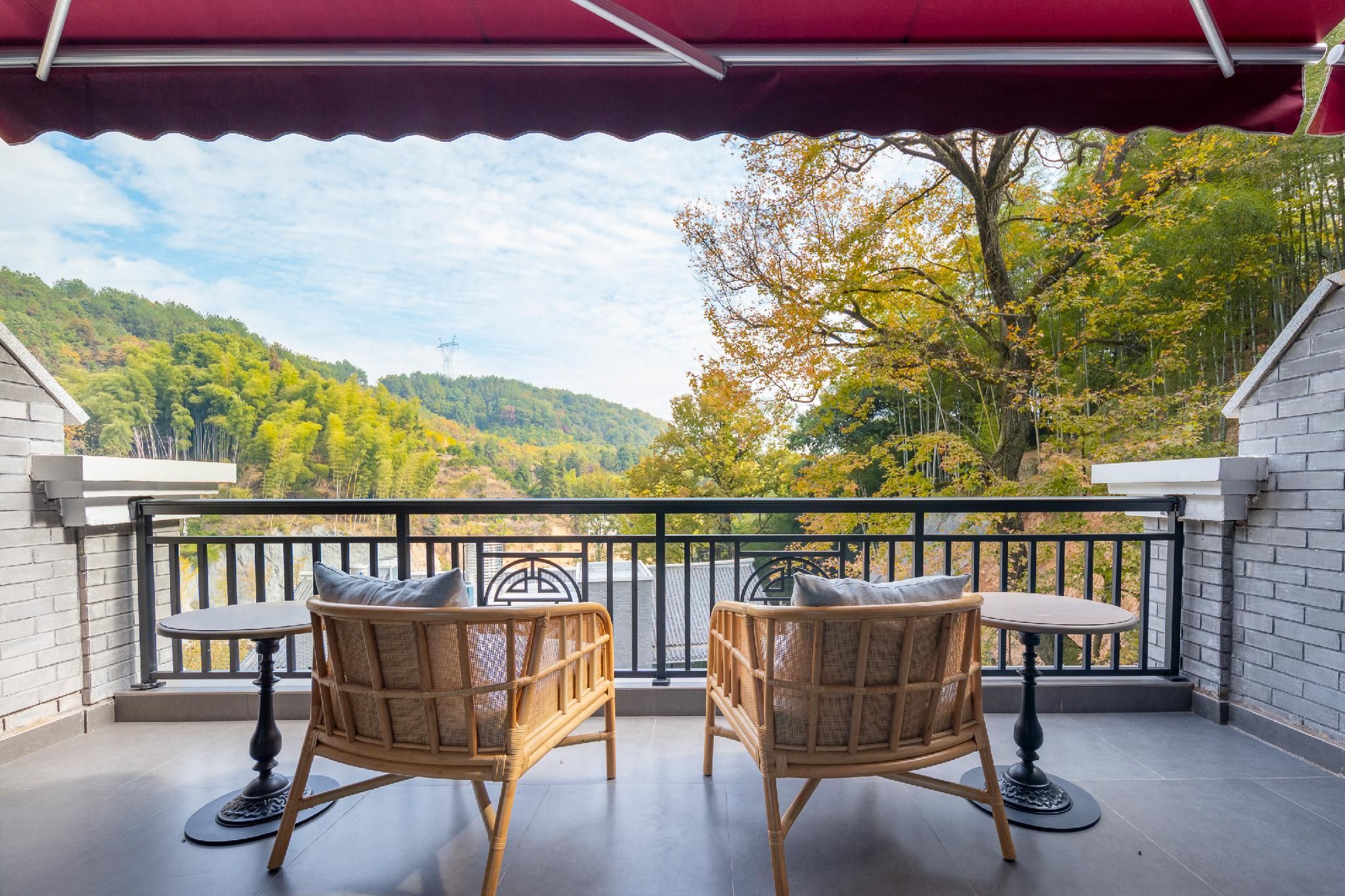 Premier Courtyard Room