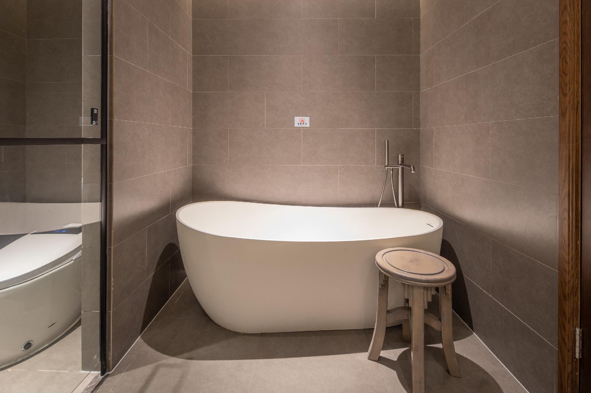 Premier Courtyard Room