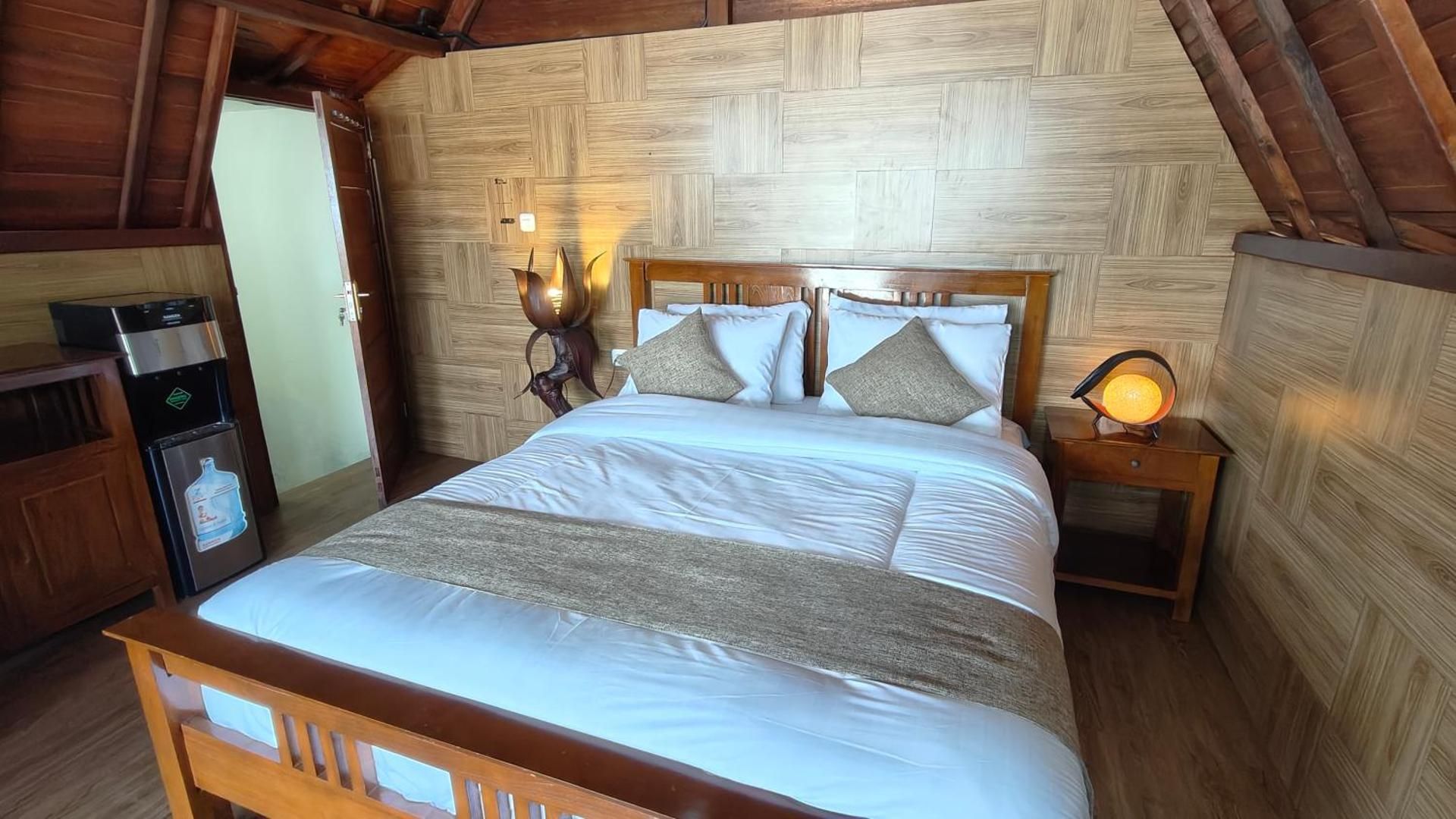 Deluxe Room (2 Adults + 1 Child)
