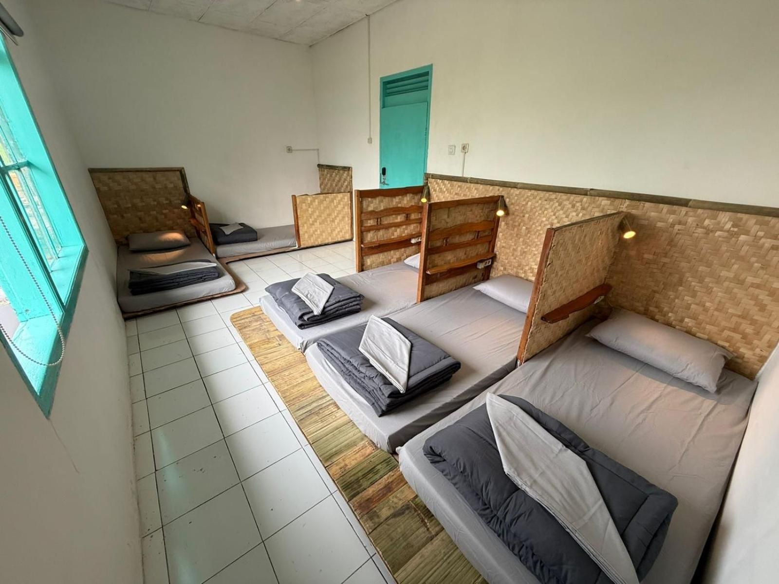Single Bed in Mixed Dormitory Room