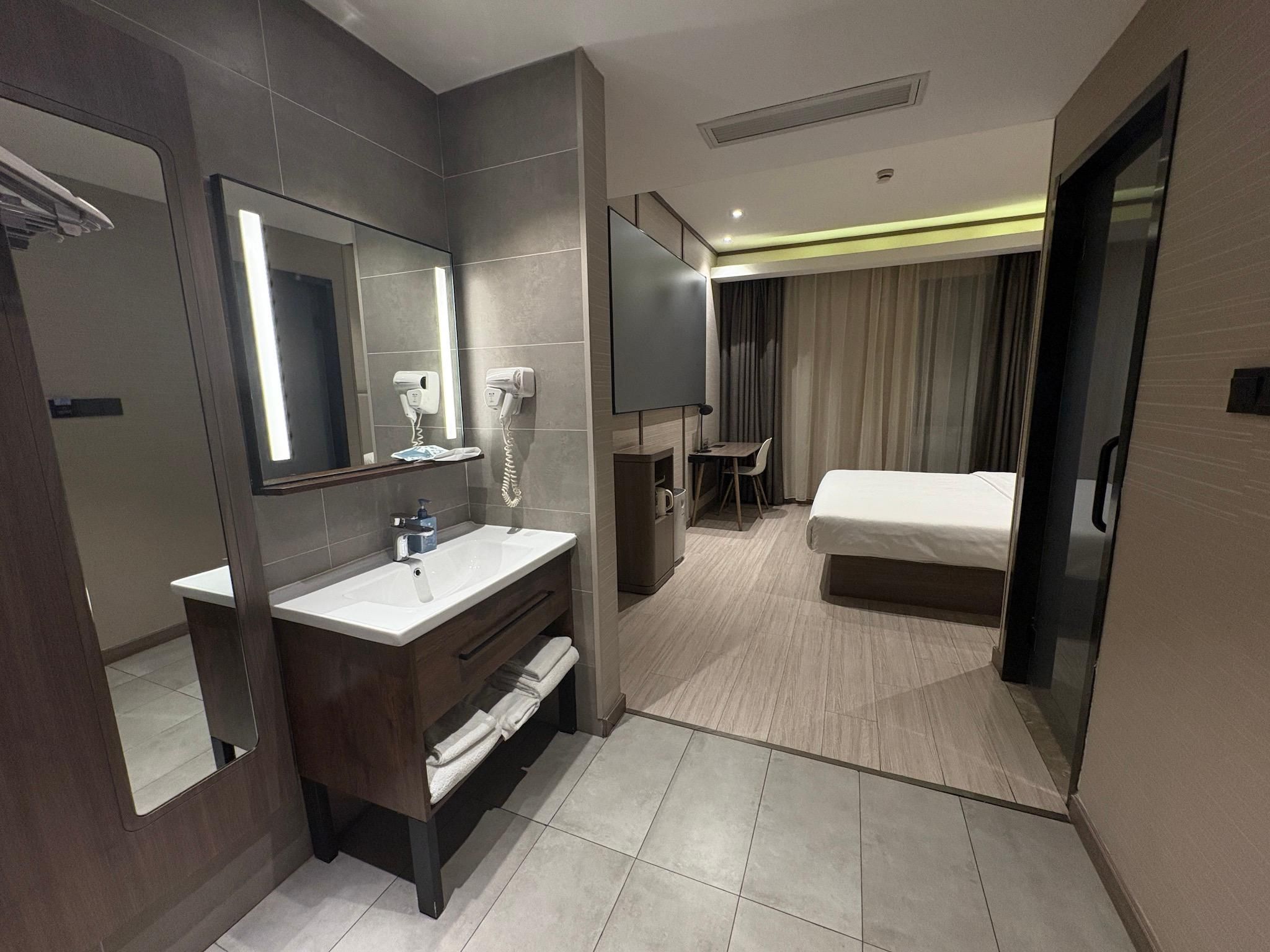 Huazhu - Cinema Bed Room