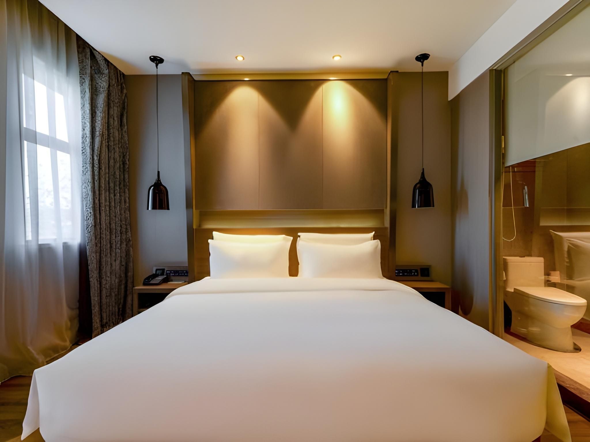 Business Queen Room