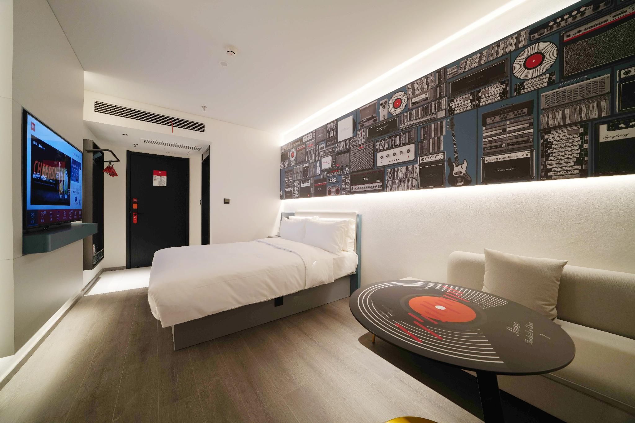 Hotel Queen Room