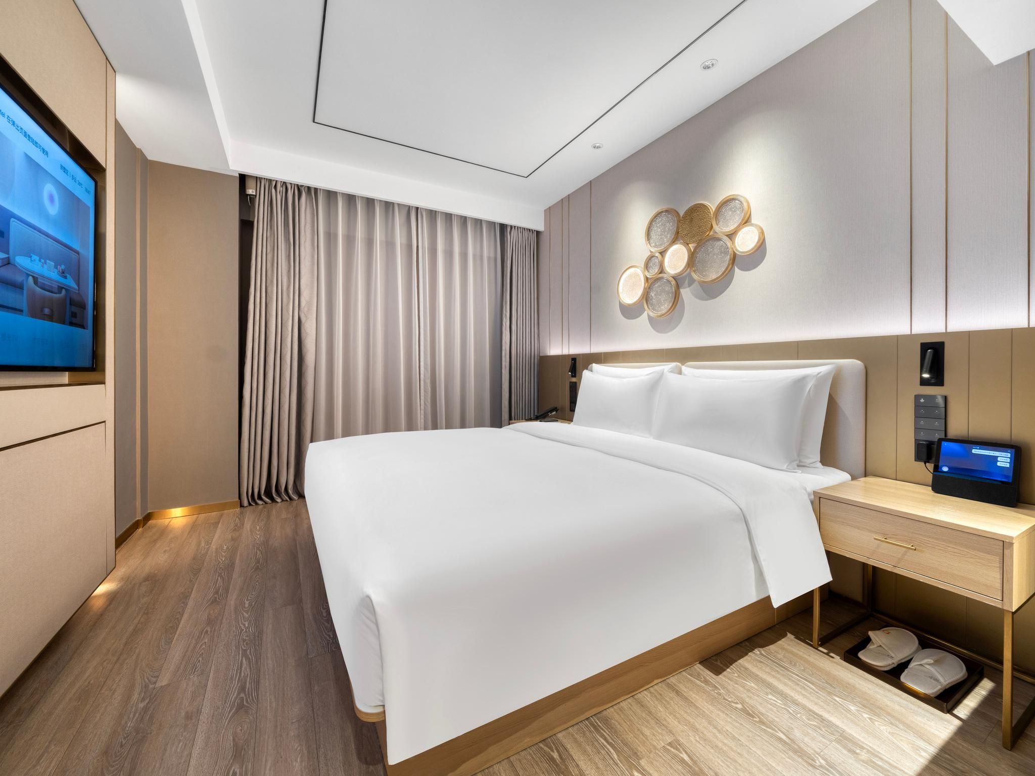 Huazhu - Room With Bed