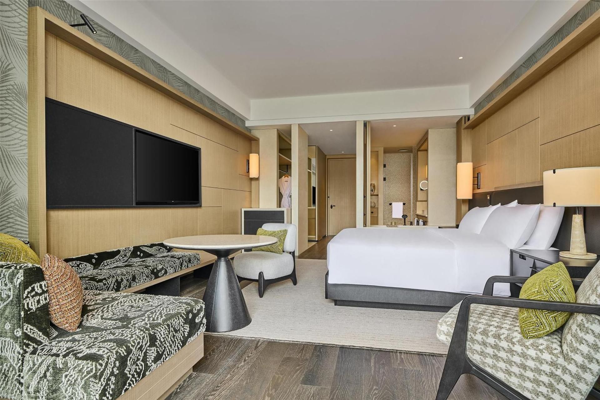 Deluxe King Room with Courtyard