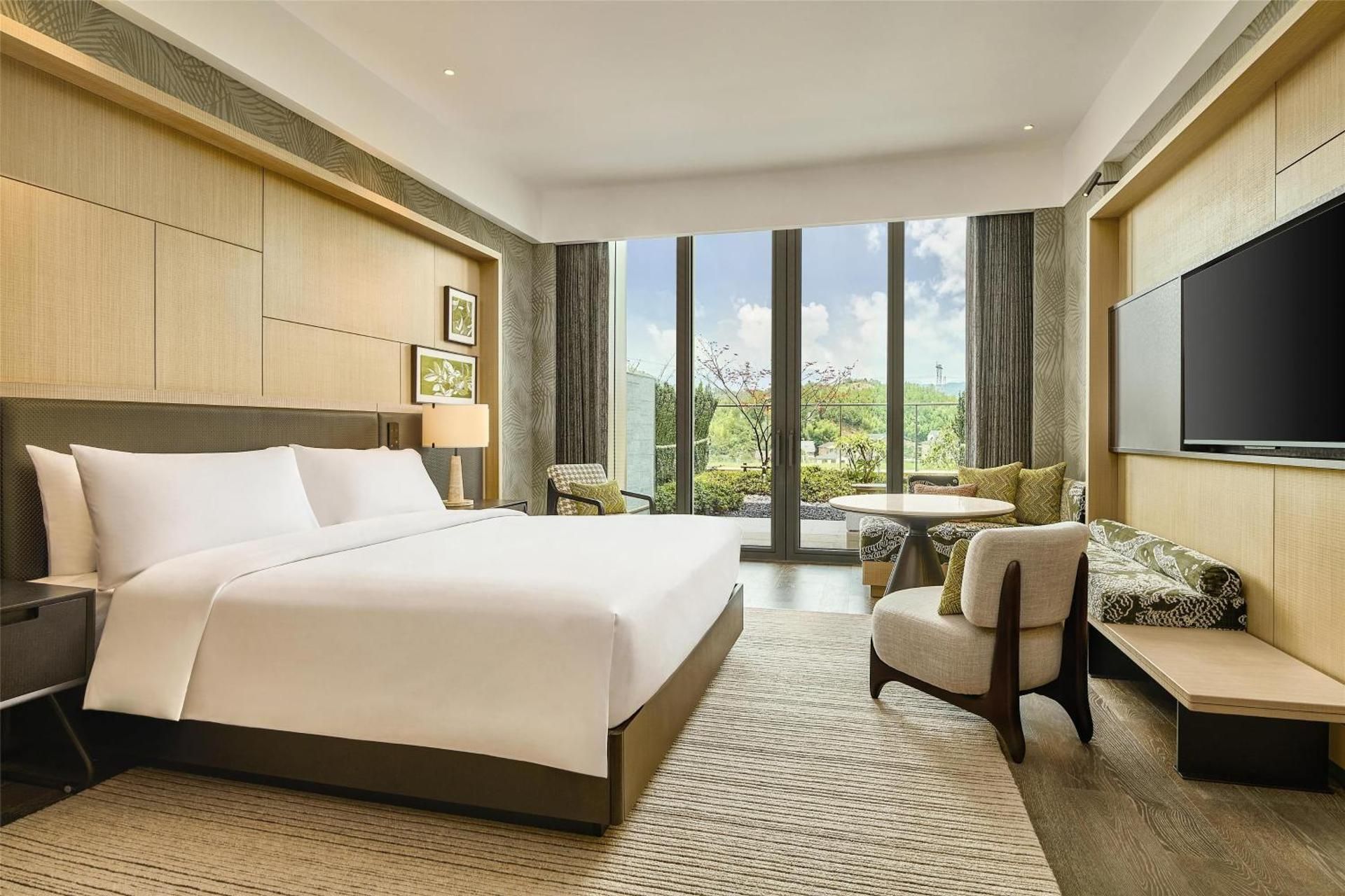 Deluxe King Room with Courtyard