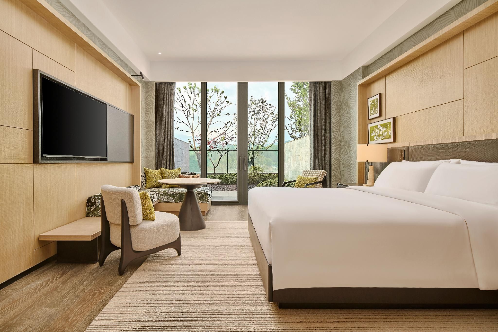 King Guest Room with Courtyard