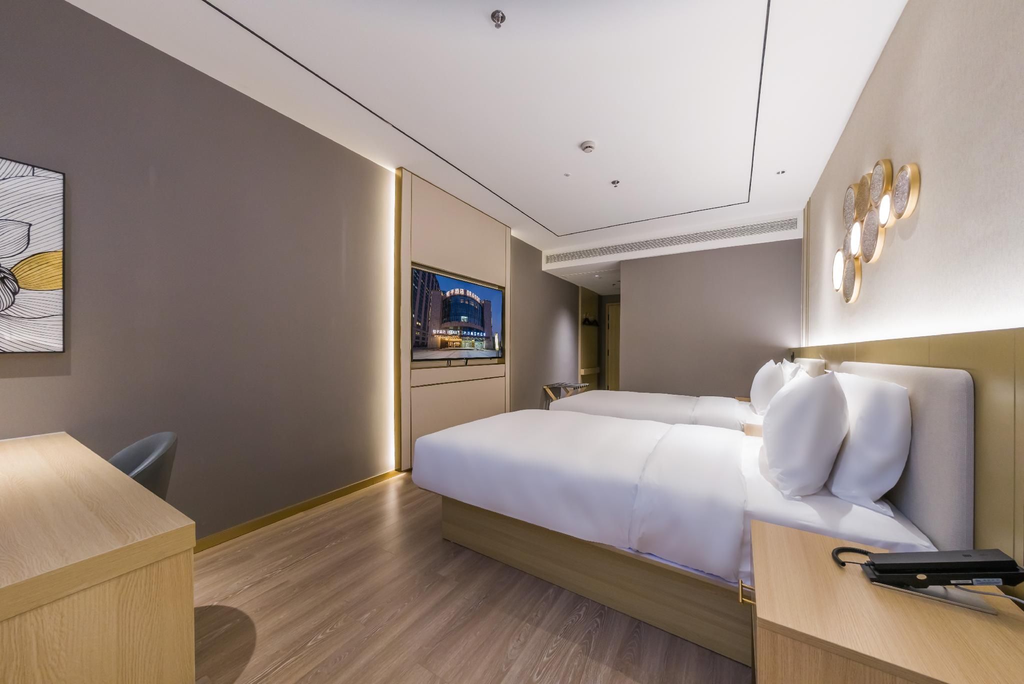 Twin Room, Interior Window