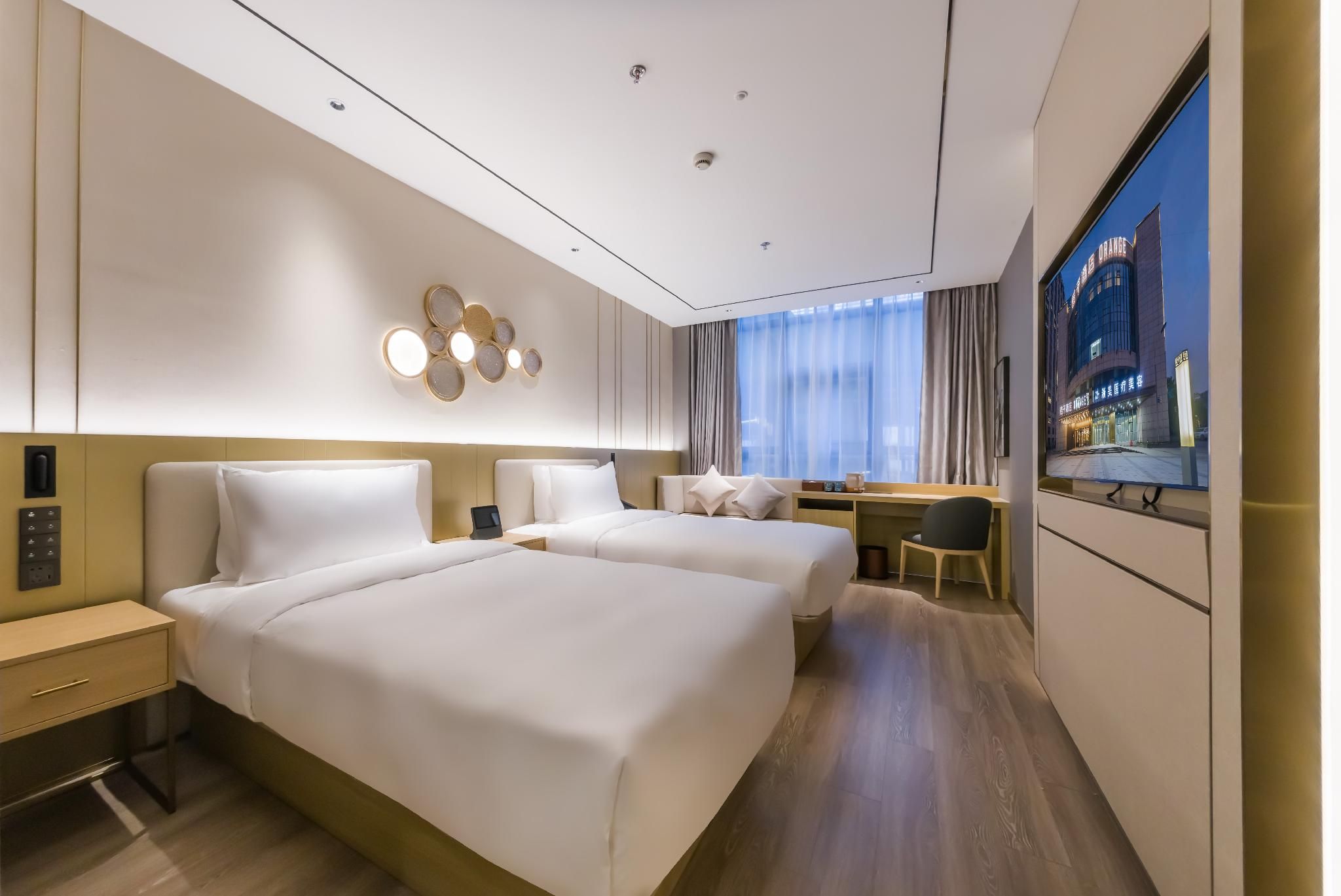 Twin Room, Interior Window