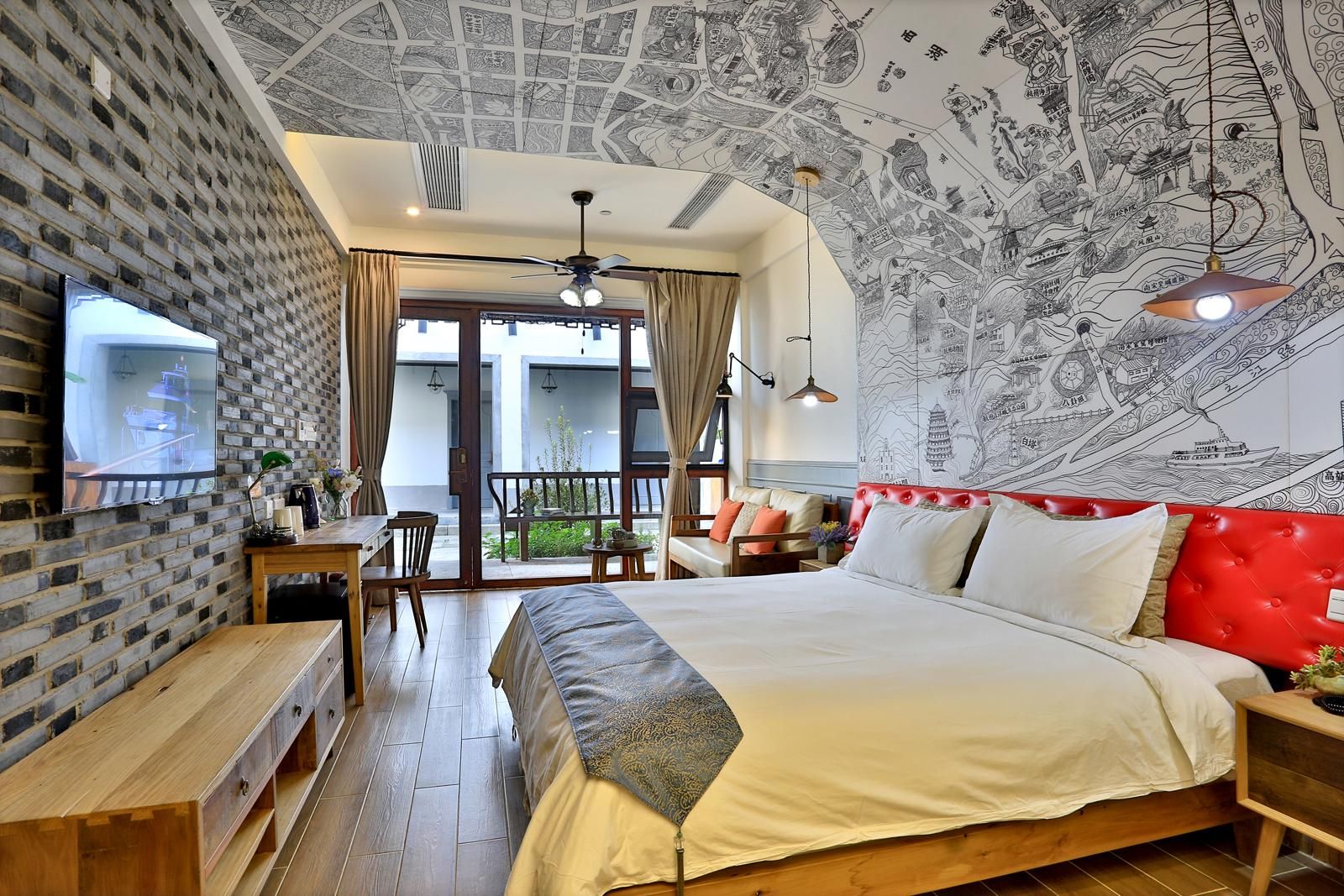Courtyard King Bed