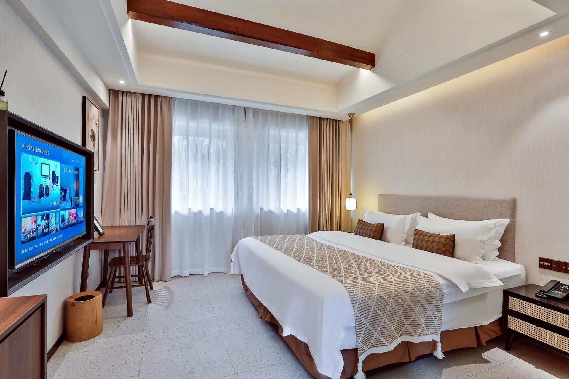 Comfy Queen Room