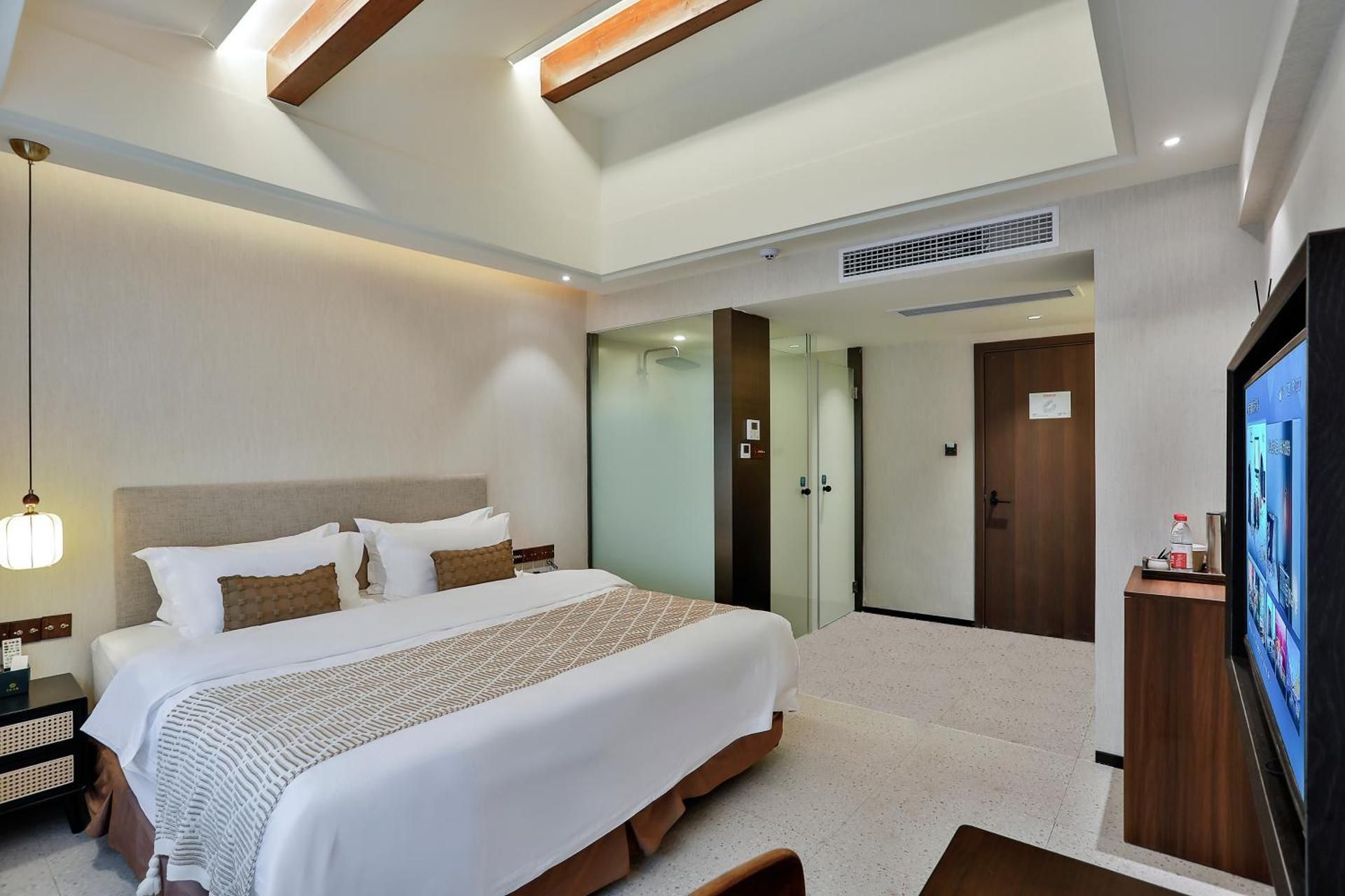 Comfy Queen Room