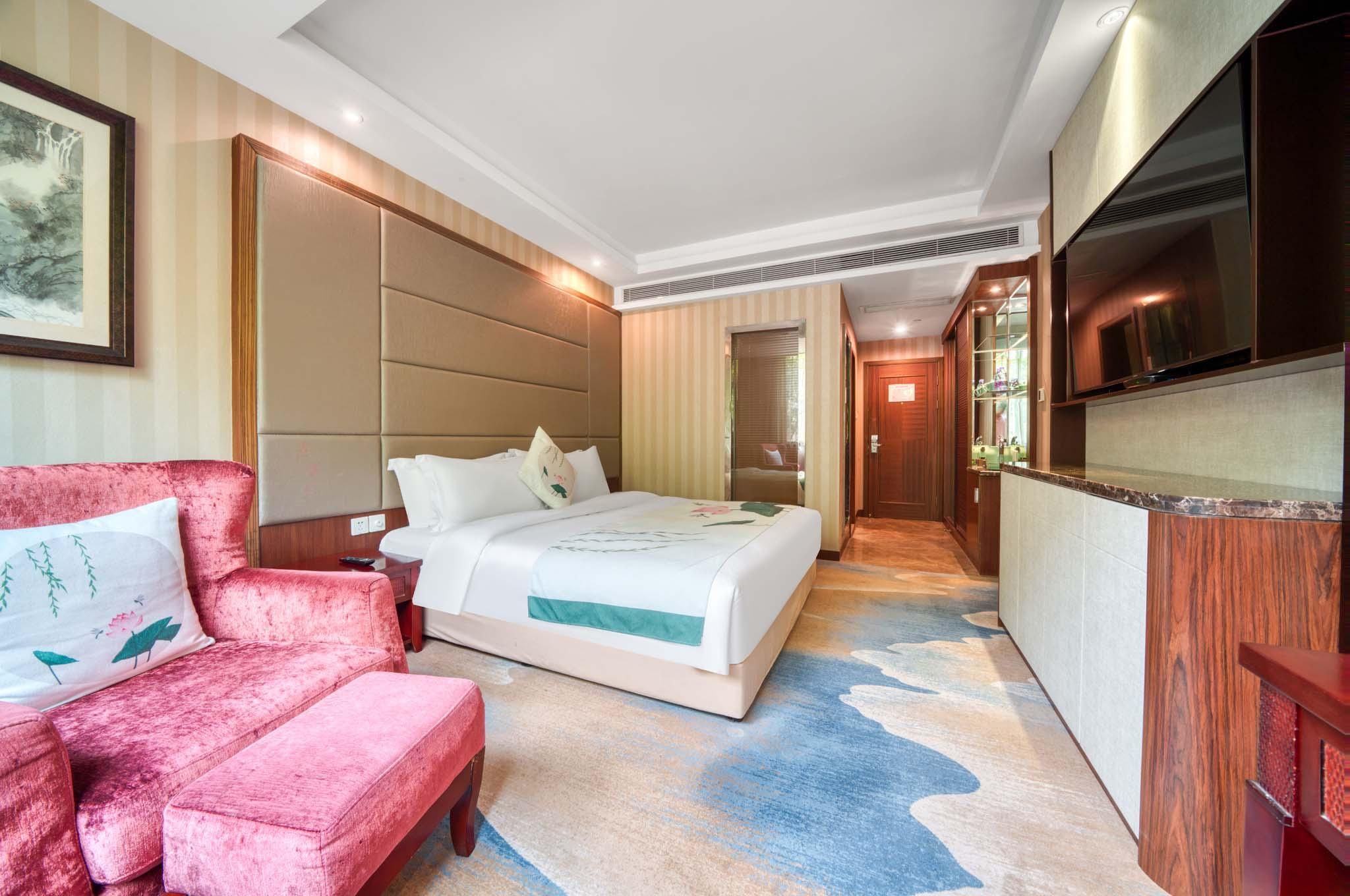 Room with Queen Bed
