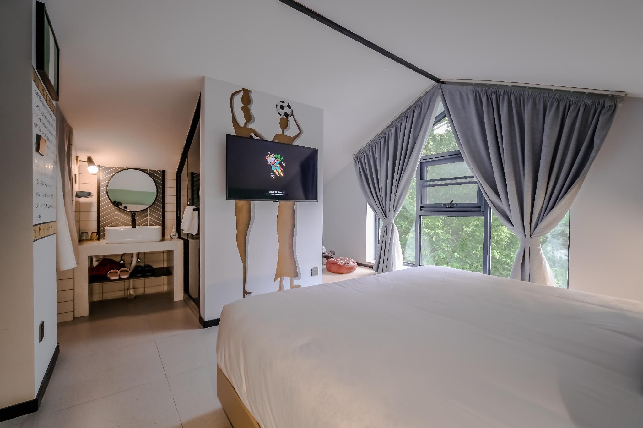 Queen Room with View