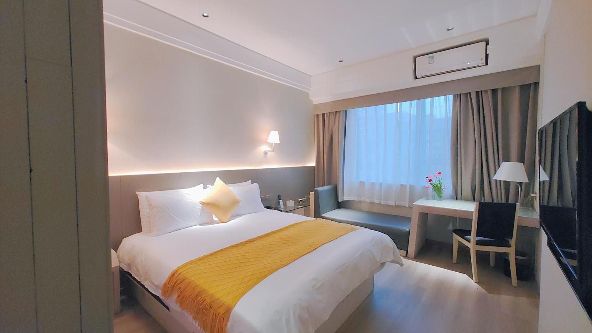 Deluxe Queen Room