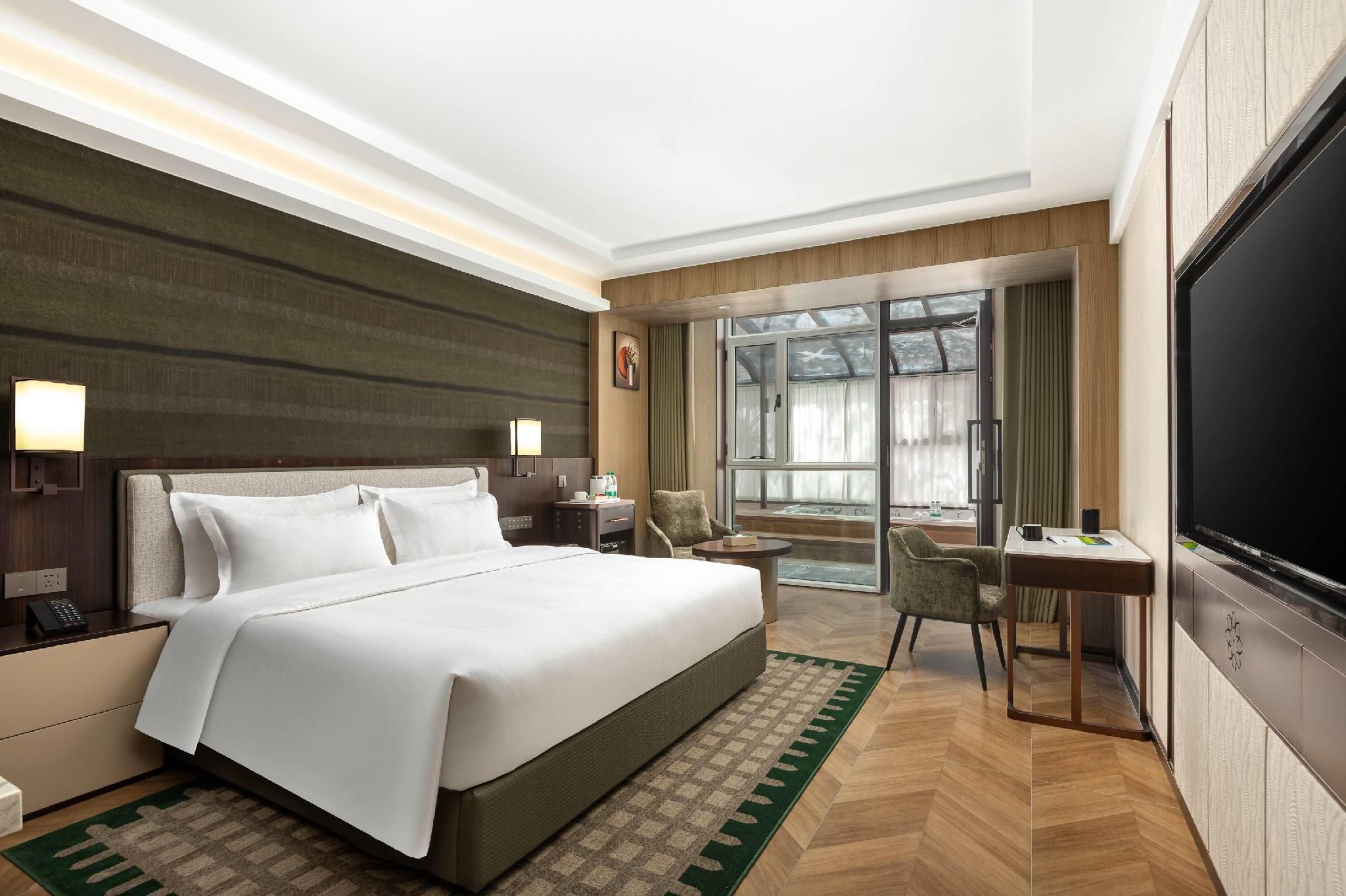 1 King Bed Luxury Jacuzzi Room