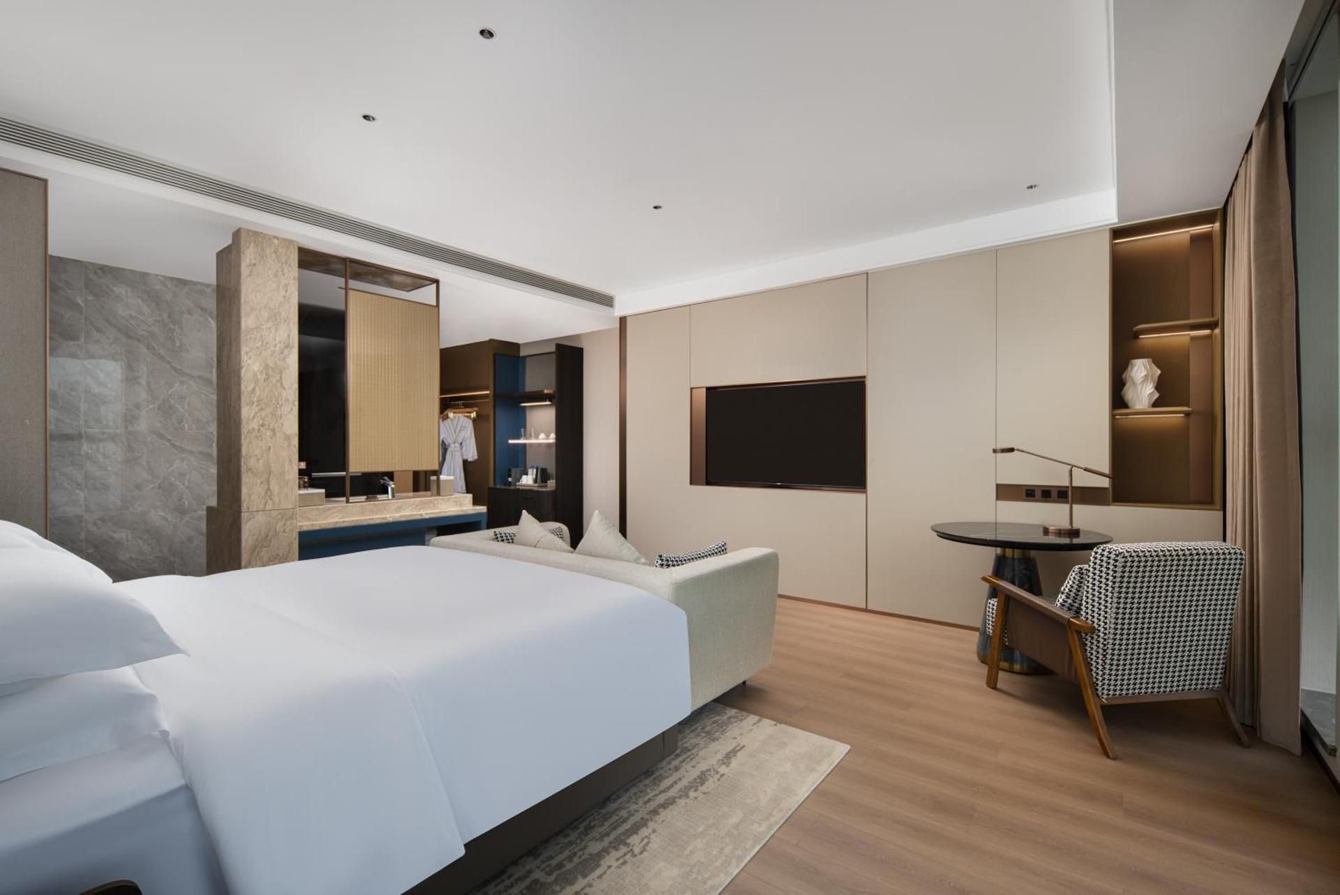 1 King Bed, Business Room, Bathtub, Non-Smoking