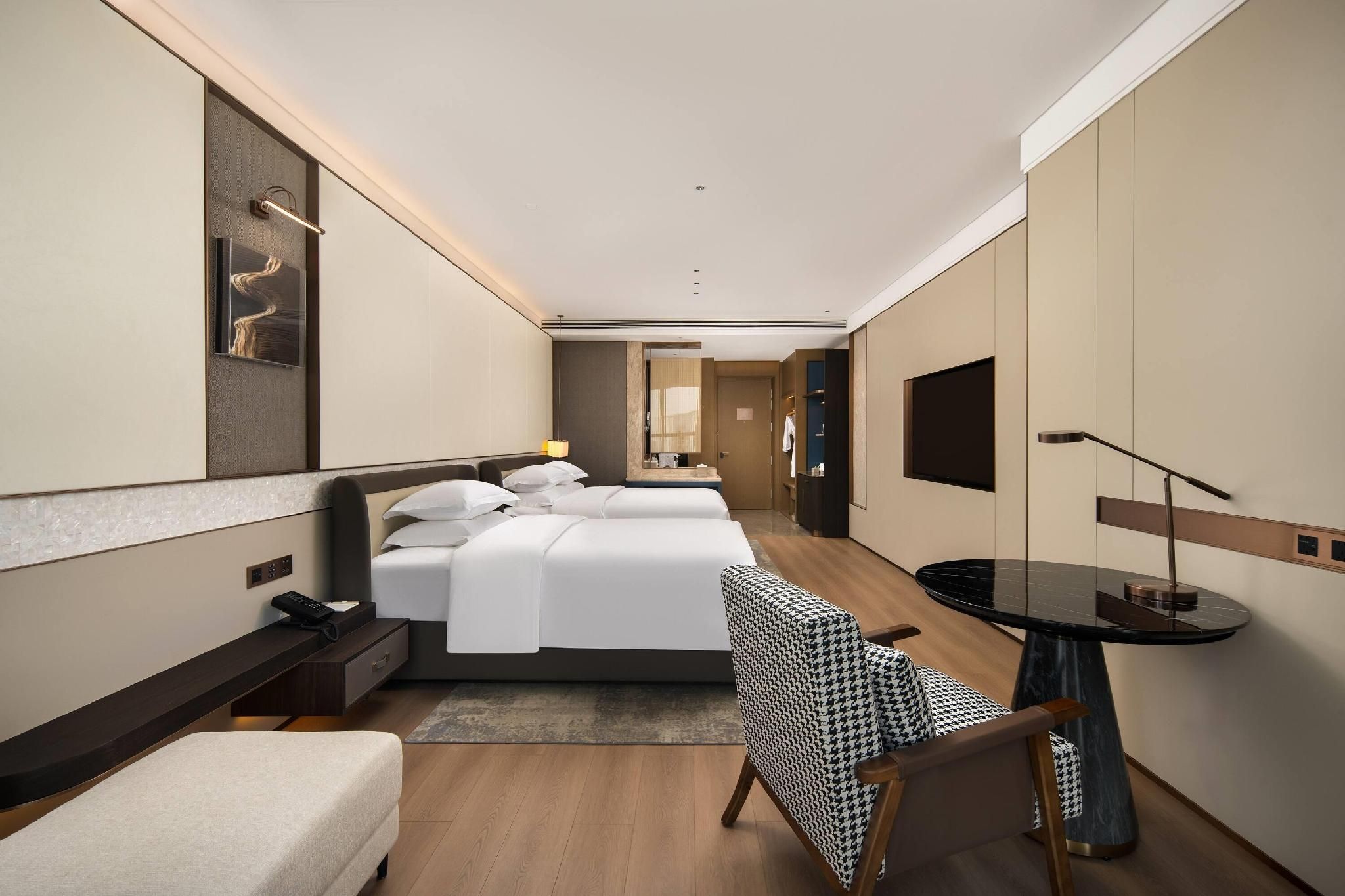 1 King Bed and 1 Double Bed, Family Room, Non-Smoking