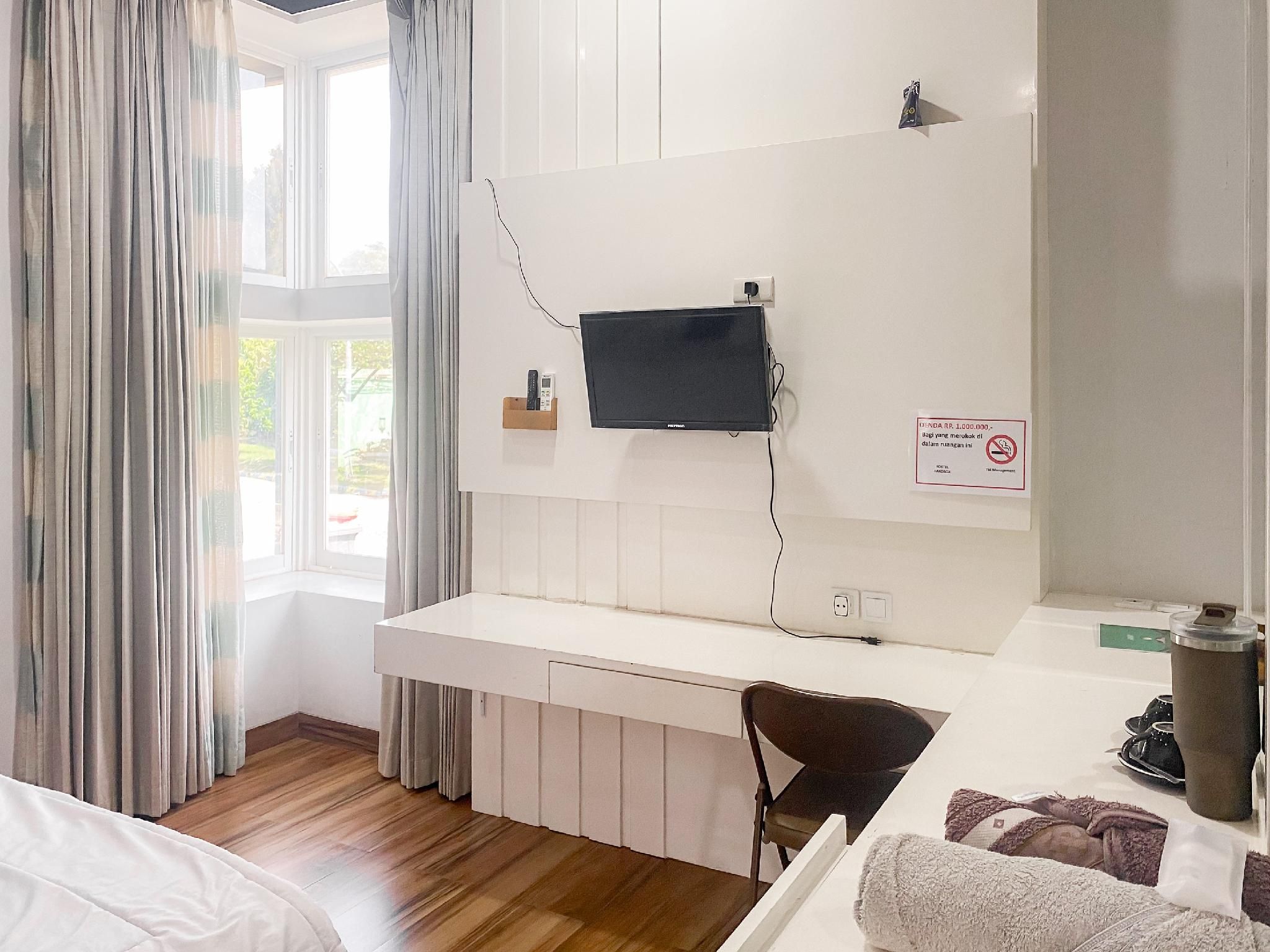 Urbanview Hotel Hakobox Syariah Lampung by RedDoorz Deluxe Room 2