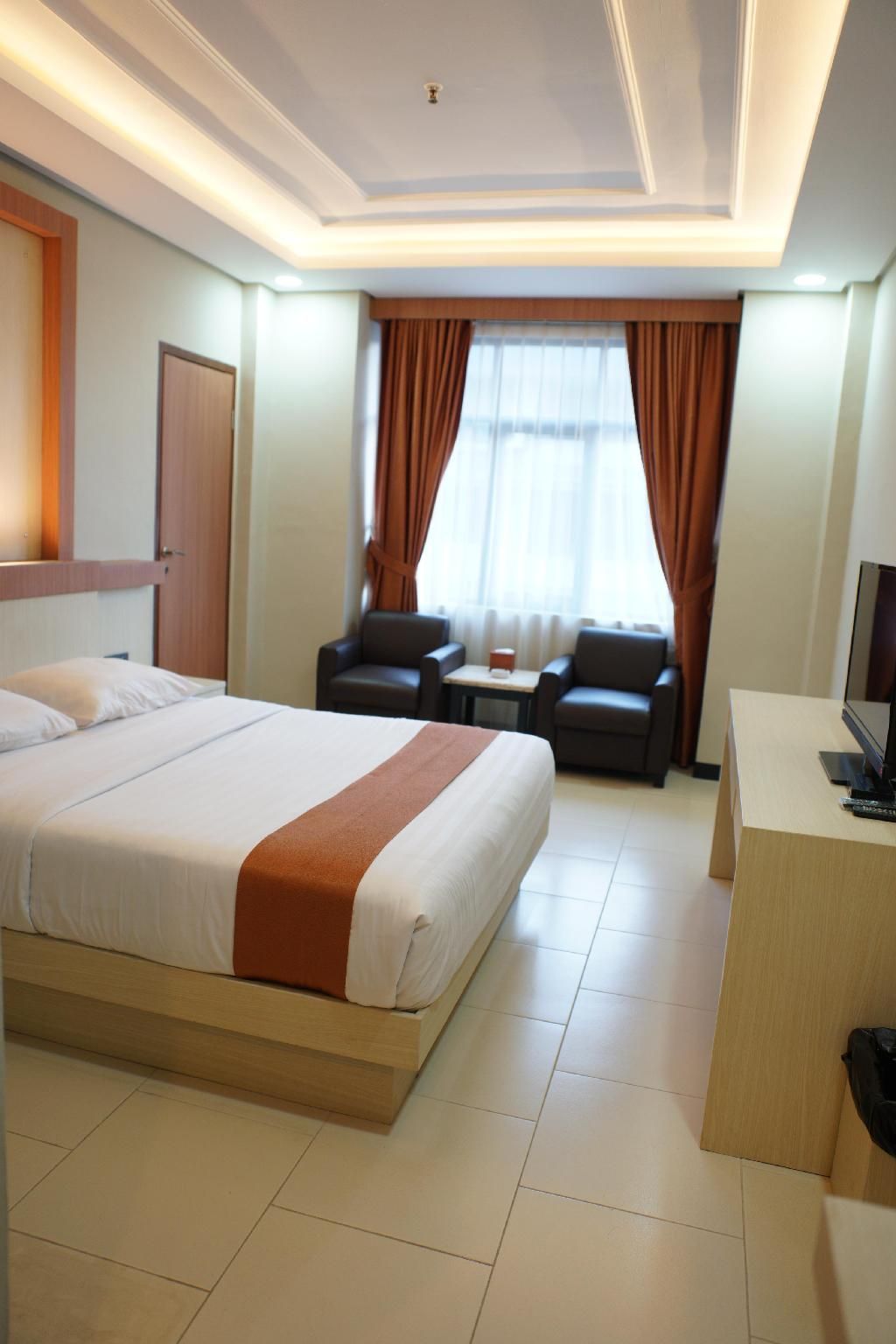 Arinas Hotel Deluxe - 1 Queen Bed 2