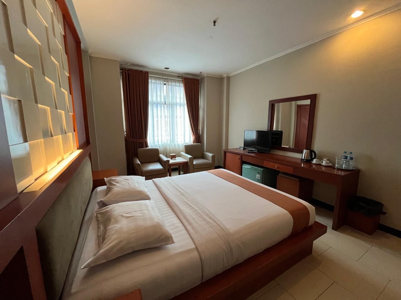 Arinas Hotel Deluxe - 1 Queen Bed
