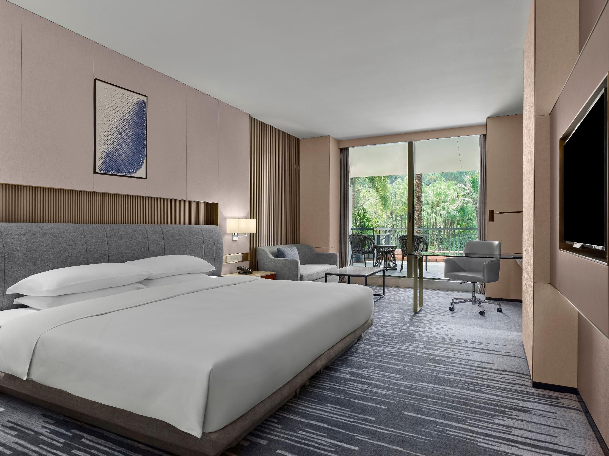 Executive Mountain King, Club lounge access, Guest room, 1 Queen, Mountain view