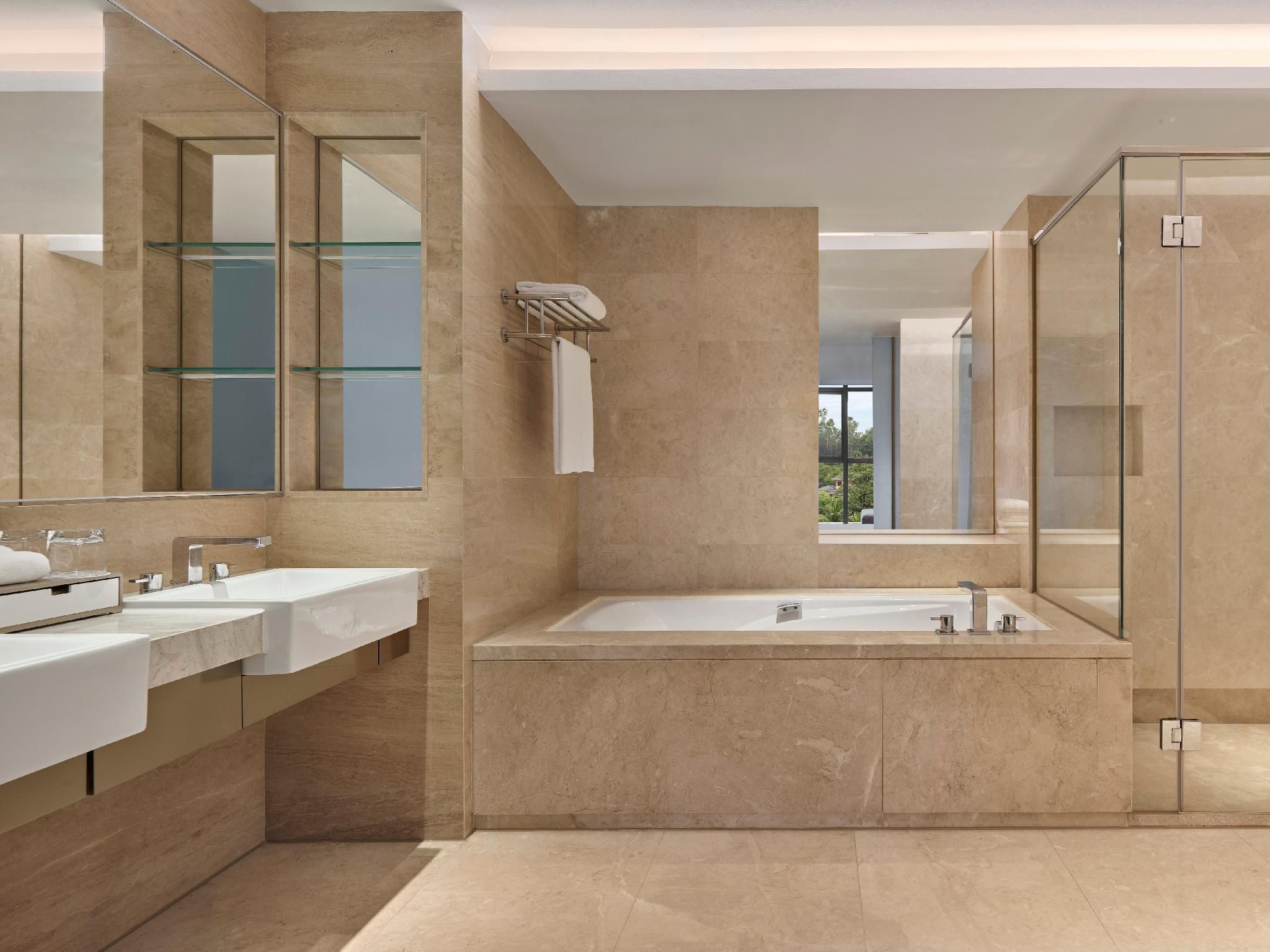 Executive Mountain Suite, Club lounge access, Suite, 1 Queen, Mountain view