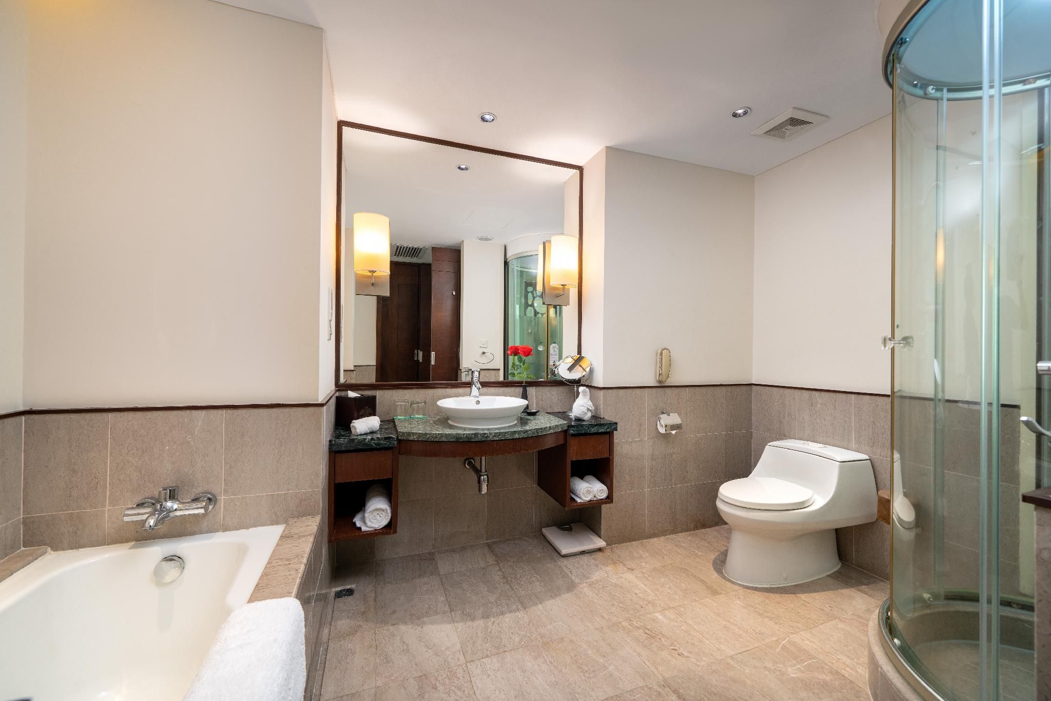 Suite with Bathtub