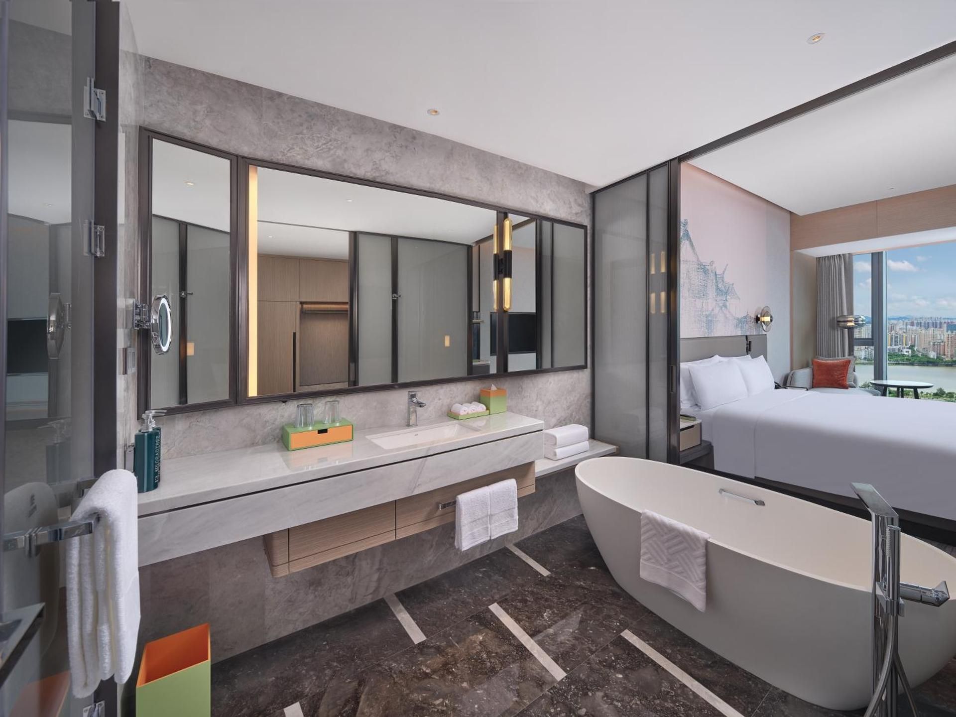 Hilton Huizhou King Deluxe Room River View 2