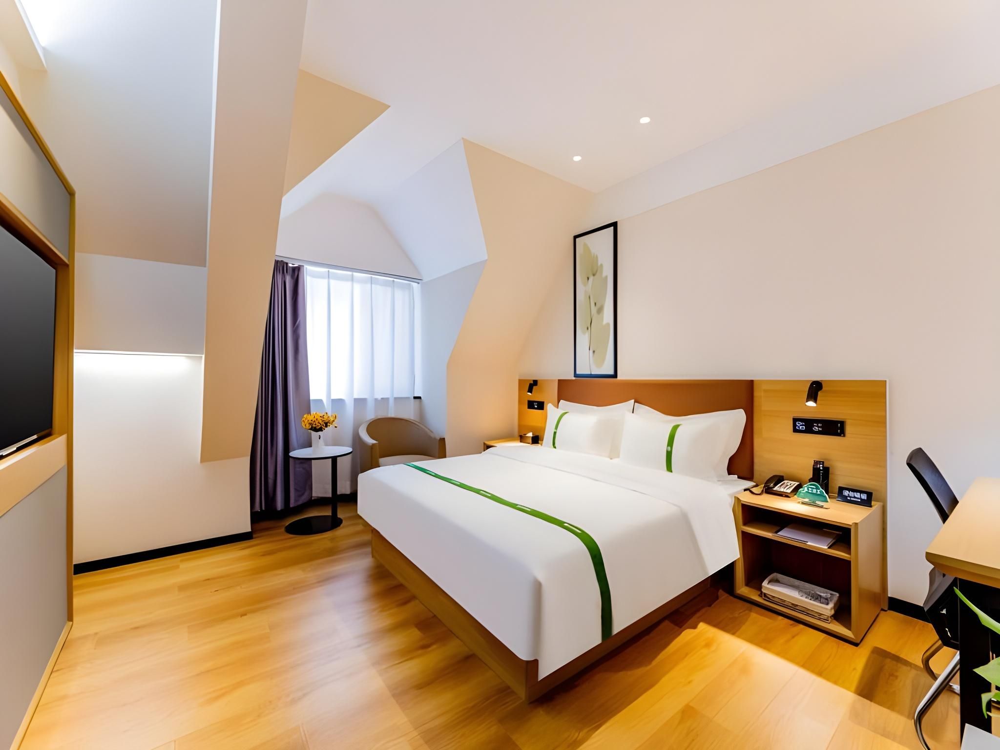 Hotel Queen Room