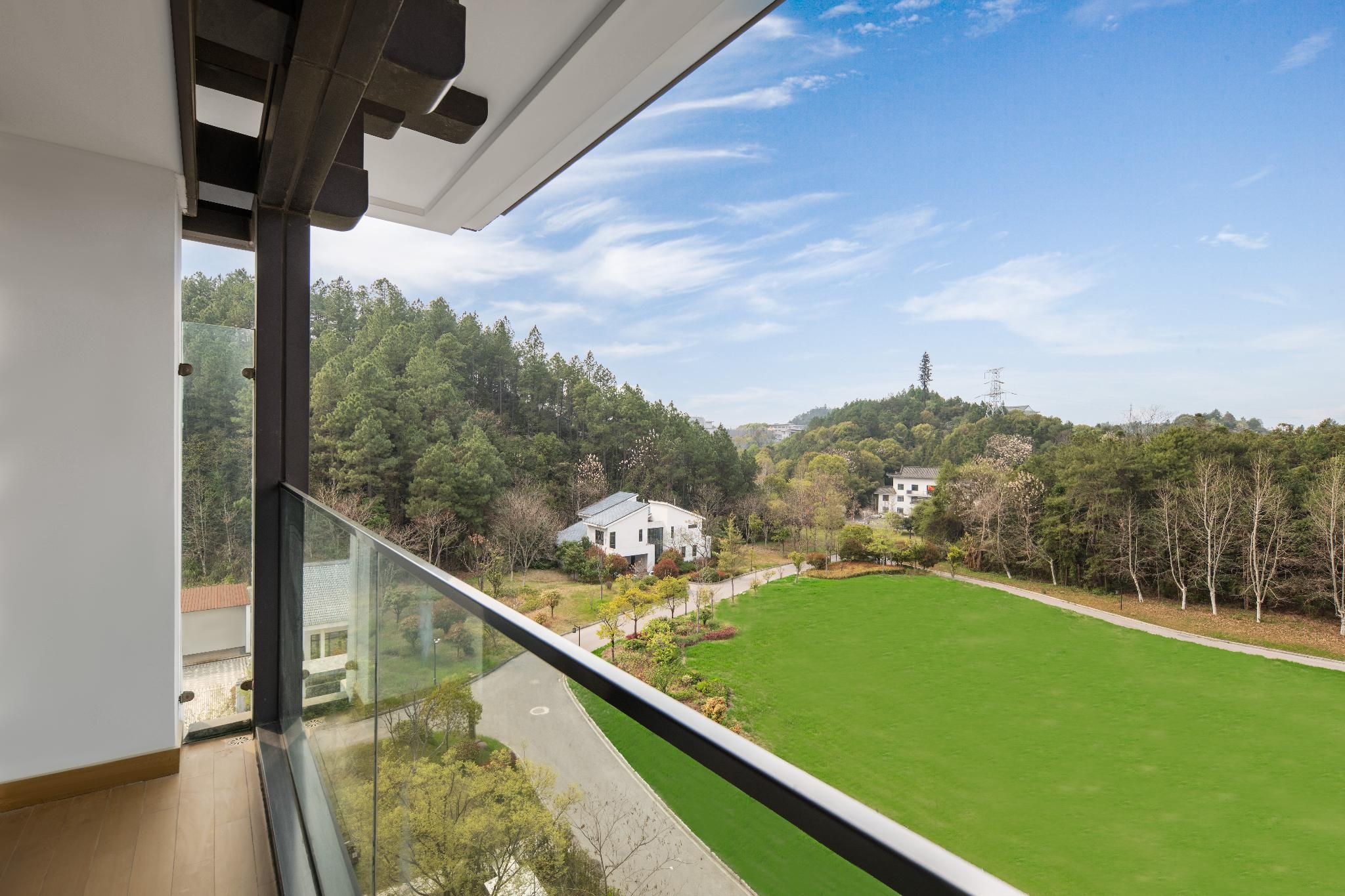 Family Room with Nature - Kid-Friendly