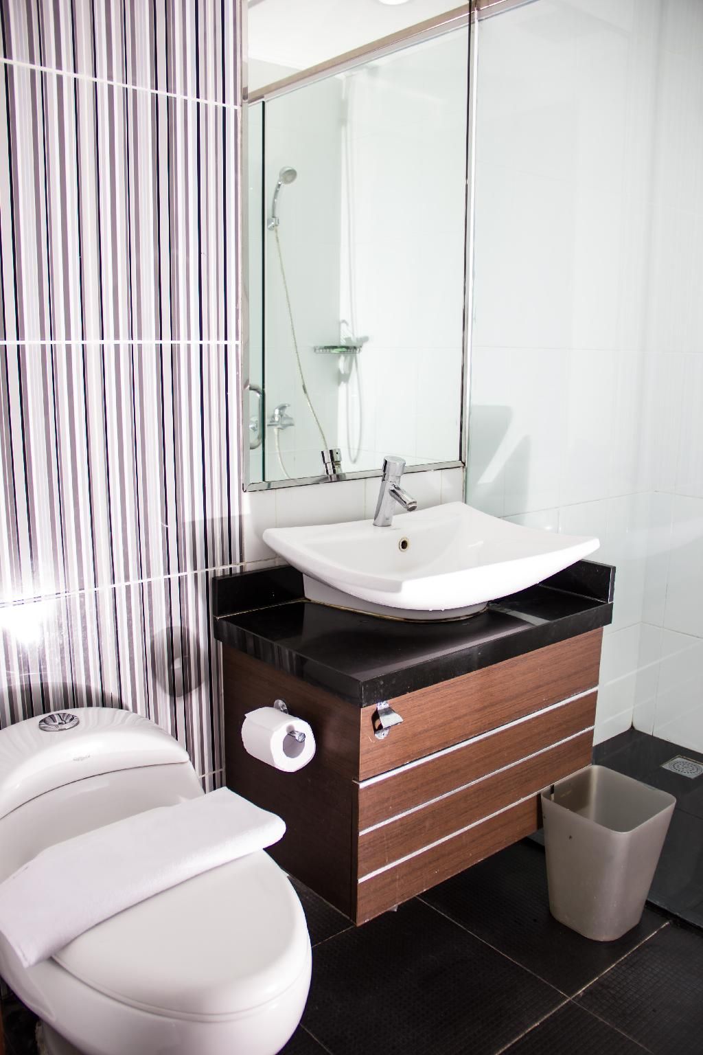 Hero Hotel Ambon Deluxe Twin Bed 2