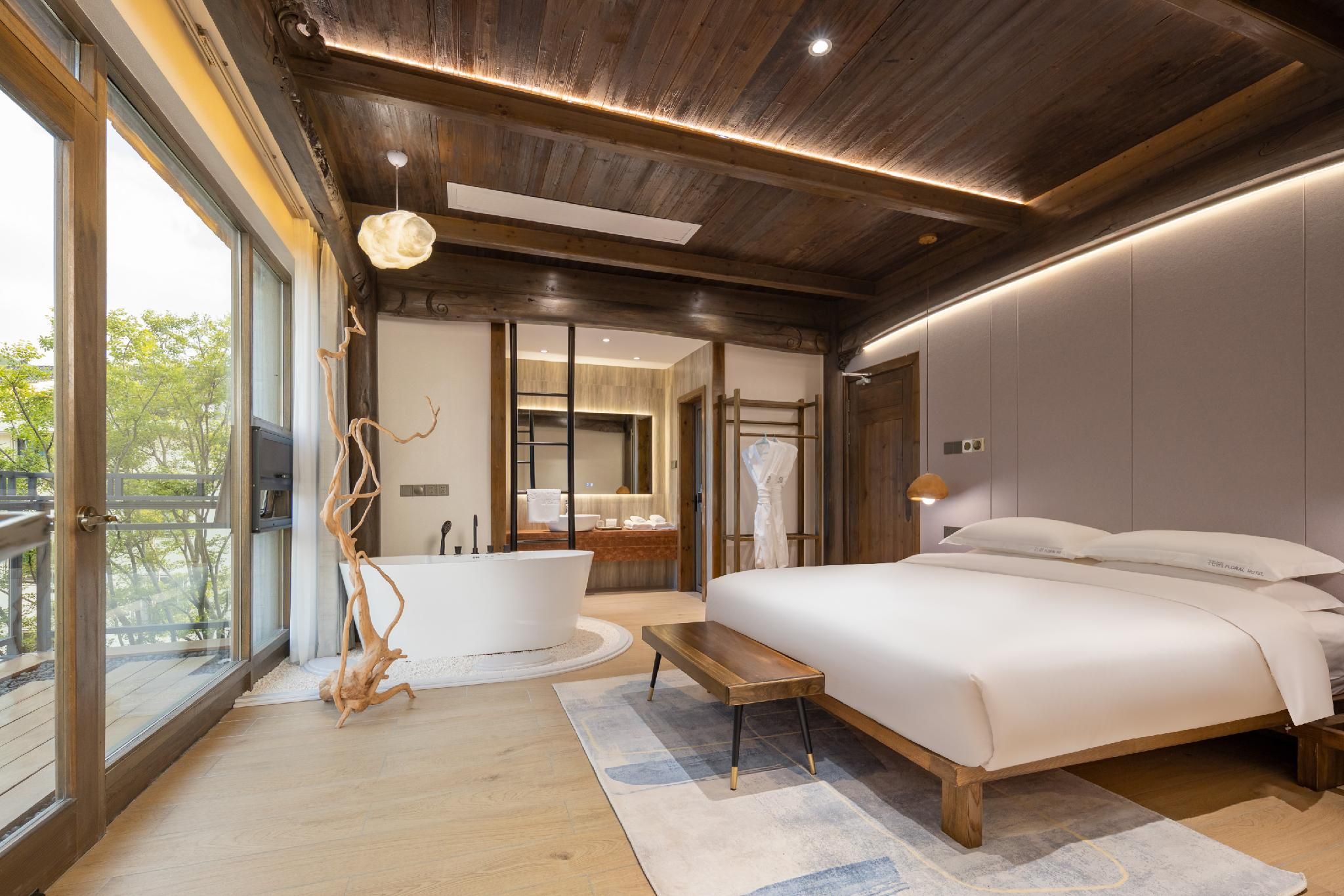 Suite with Bathtub