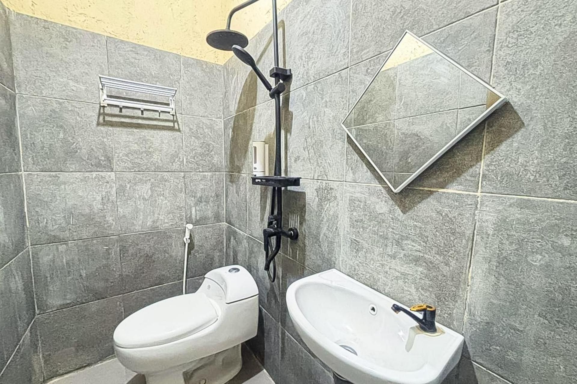 RedDoorz near RS Hermina Tangerang Standard Room 2