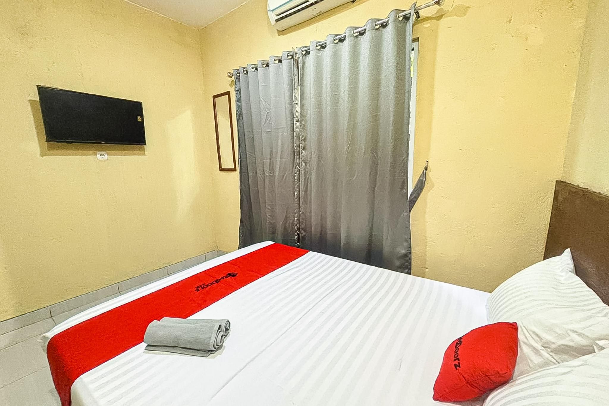 RedDoorz near RS Hermina Tangerang Standard Room
