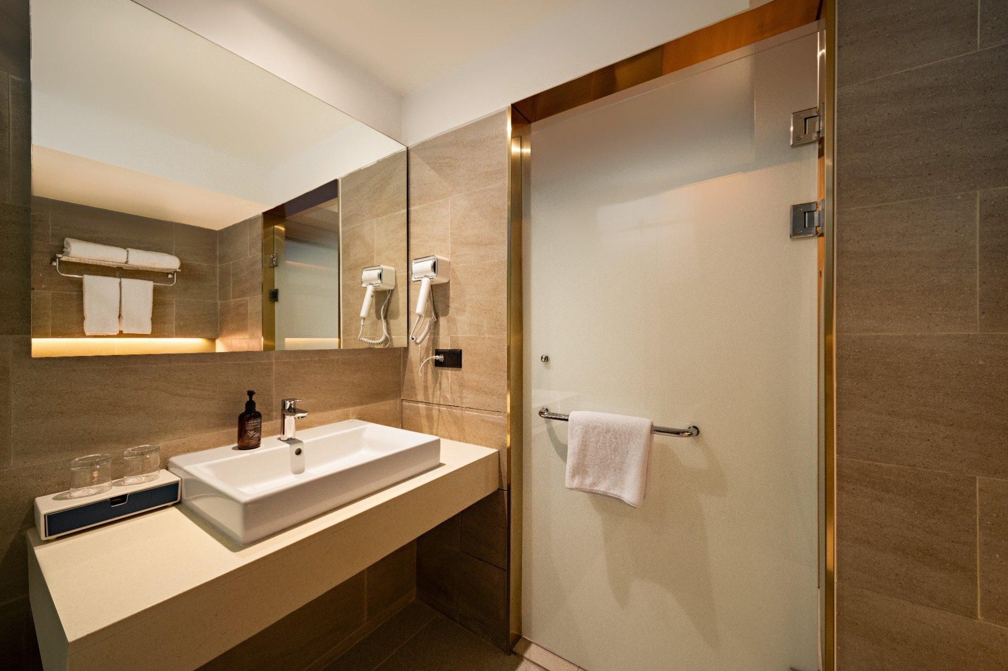 Model J Hotel BSD Carstensz Superior King 3