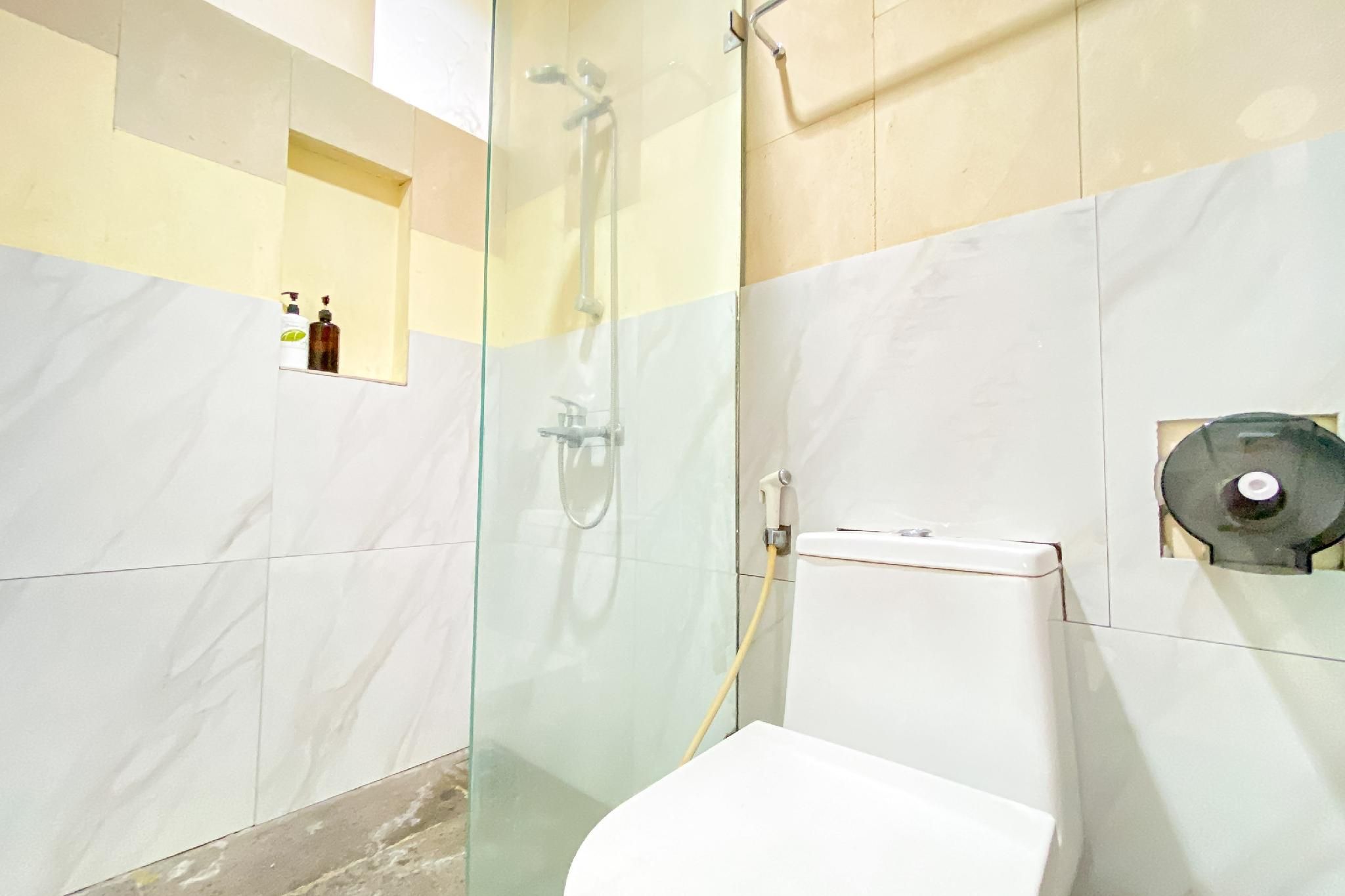 Urbanview Hotel The Lodge Karawaci Standard Room 3